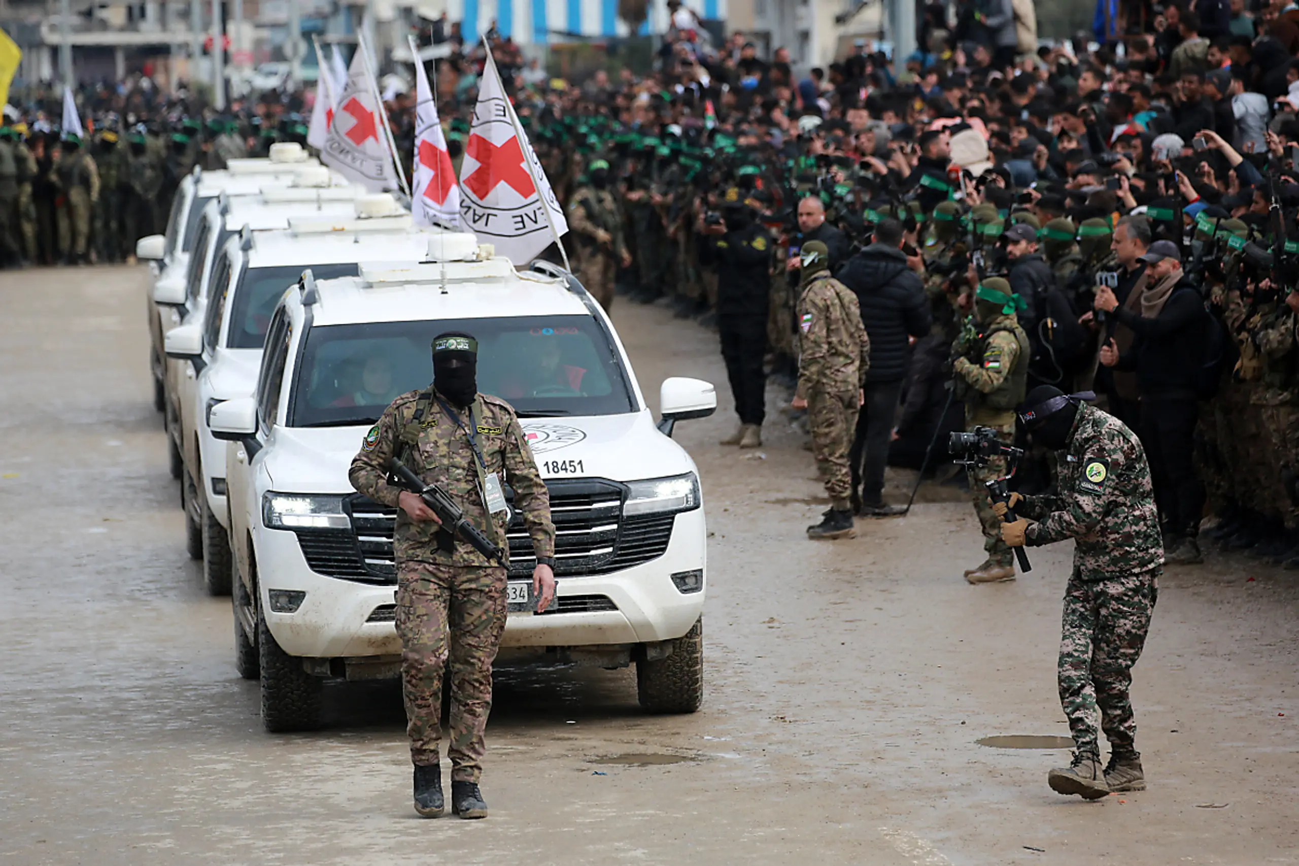 Die Hamas-Terroristen "inszenieren" die Geiselübergaben martialisch