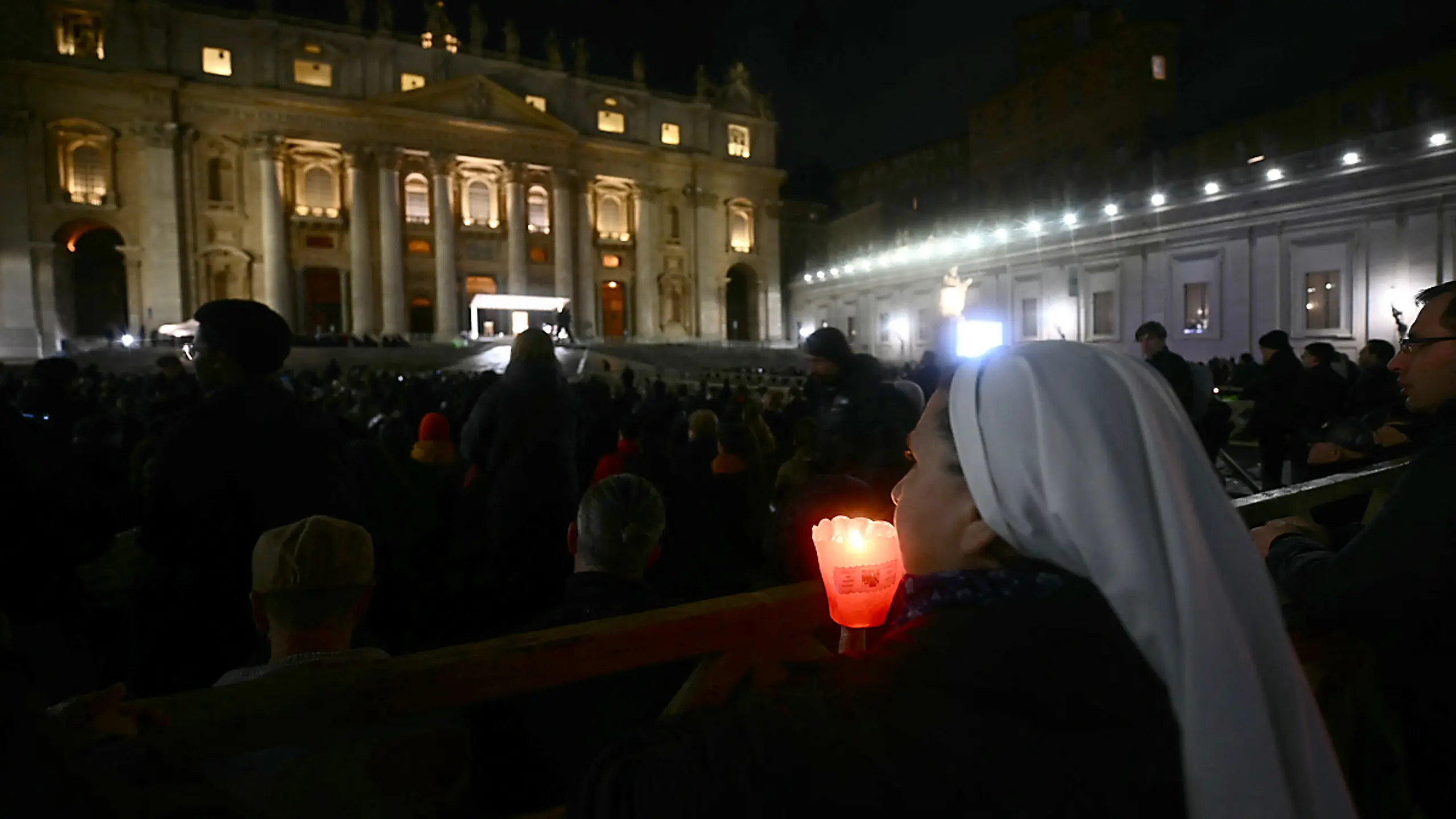 Gebete für den Papst auf dem Petersplatz