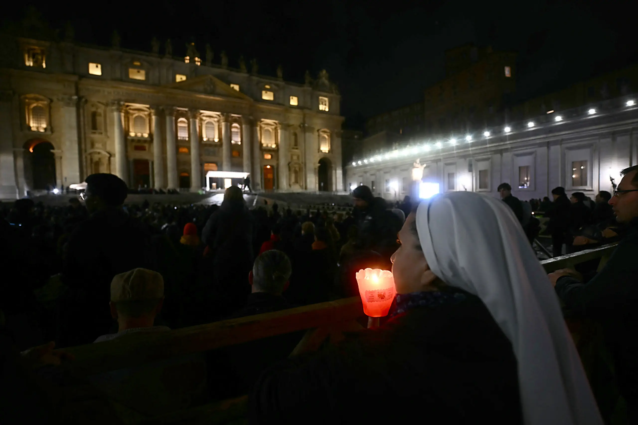 Gebete für den Papst auf dem Petersplatz