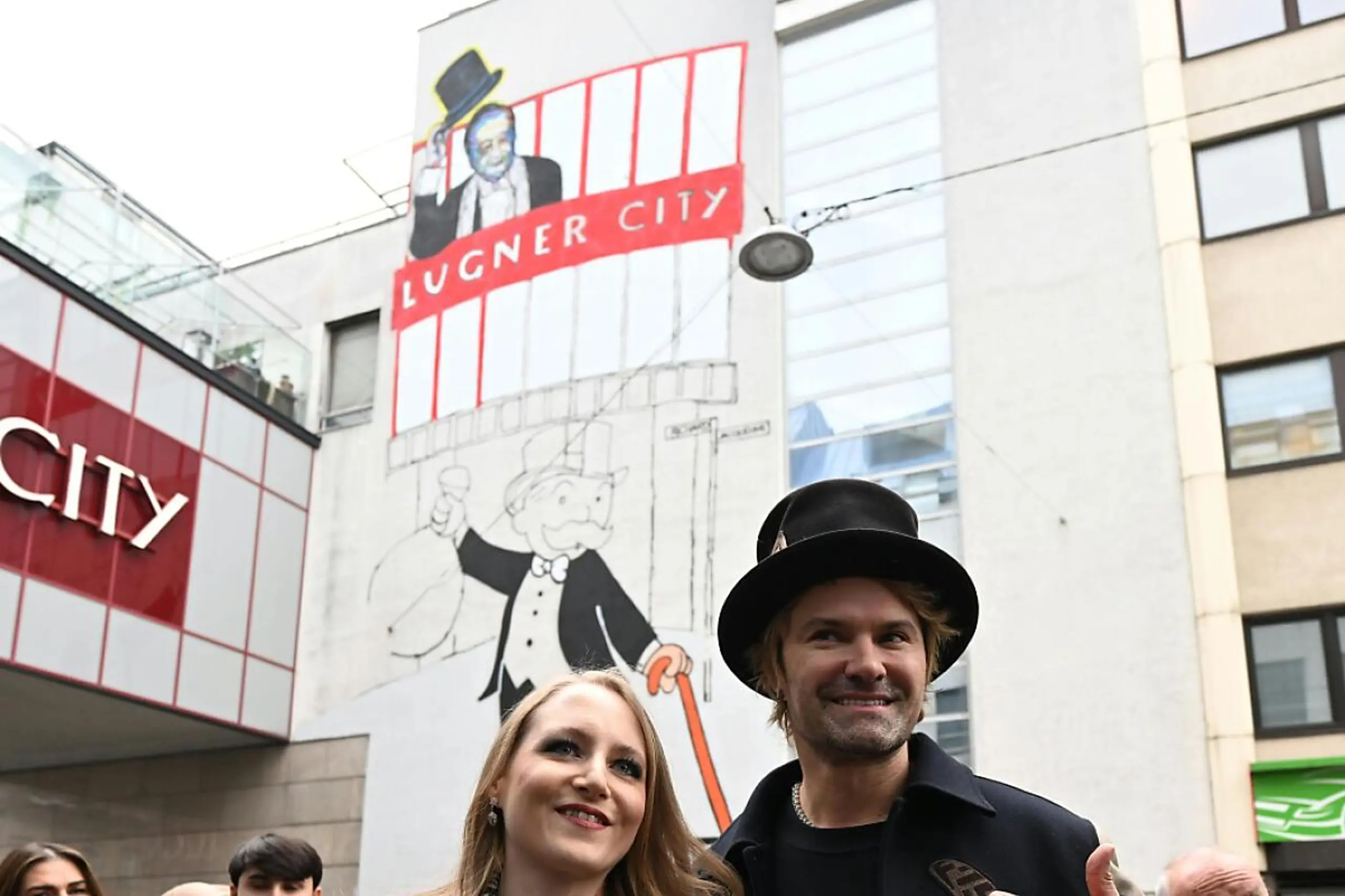 Alec Monopoly und Jacqueline Lugner vor dem Porträt