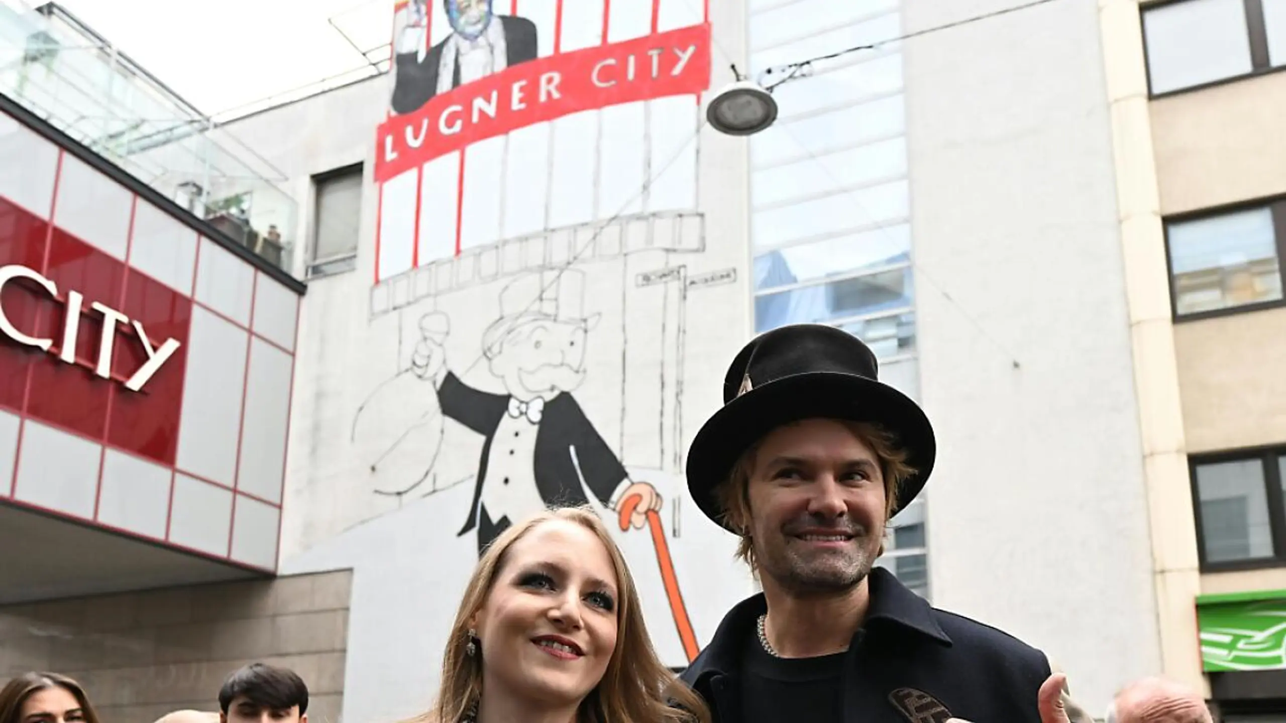 Alec Monopoly und Jacqueline Lugner vor dem Porträt