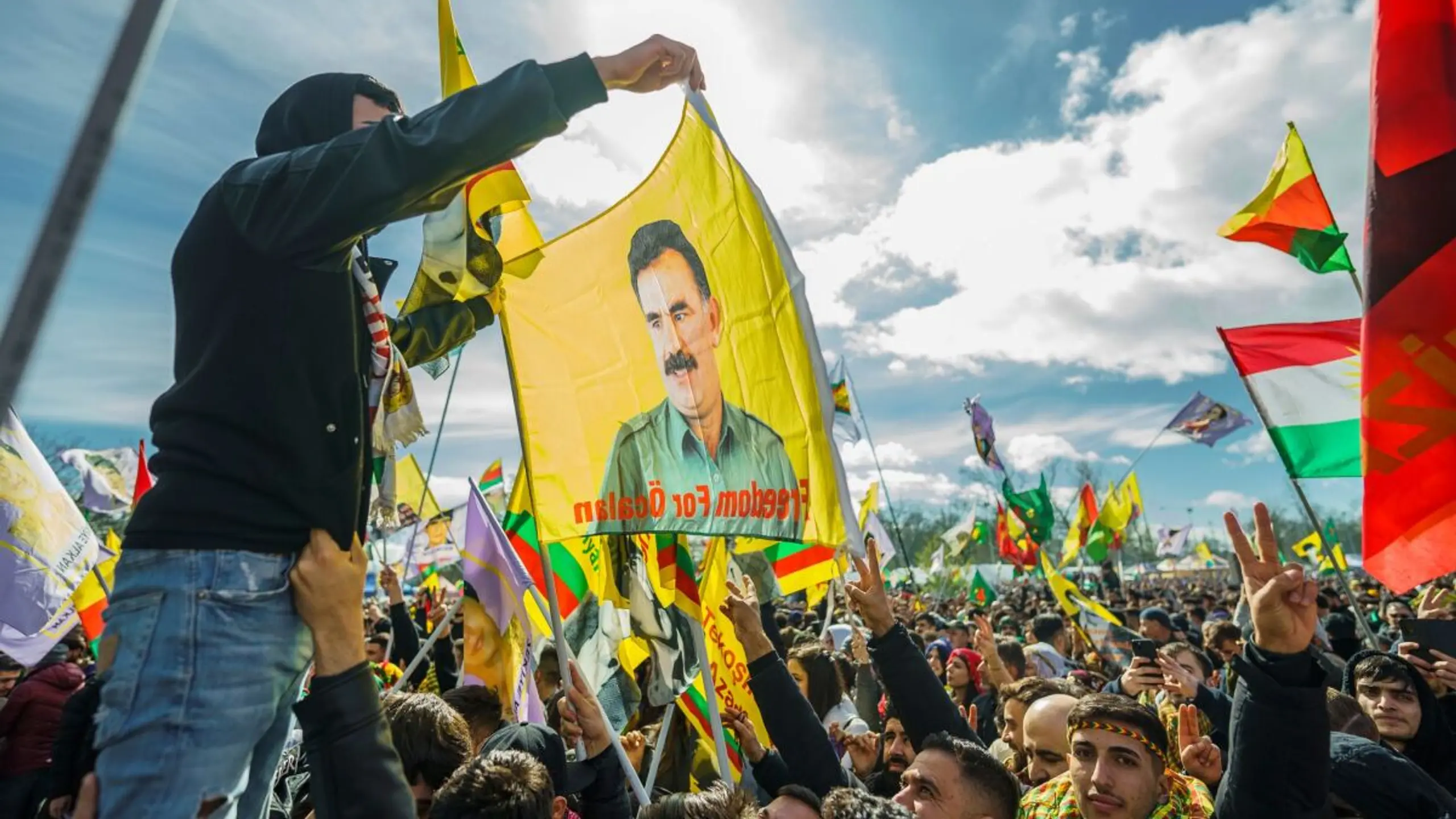 Fahne mit Bild von PKK-Chef Öcalan (Archivbild)