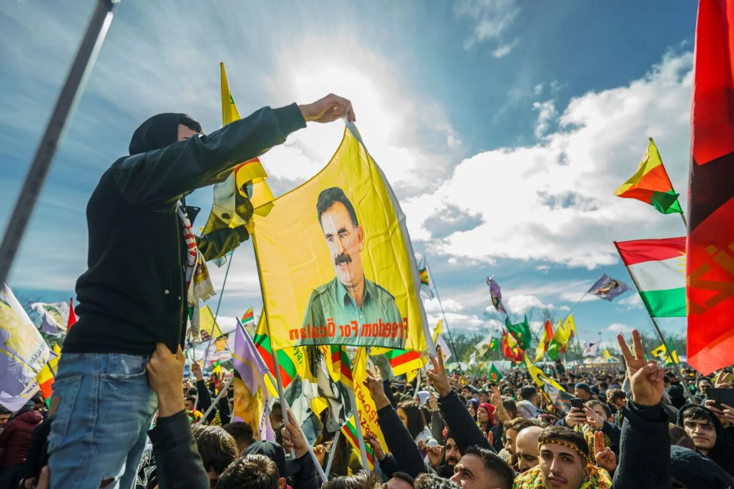 Fahne mit Bild von PKK-Chef Öcalan (Archivbild)