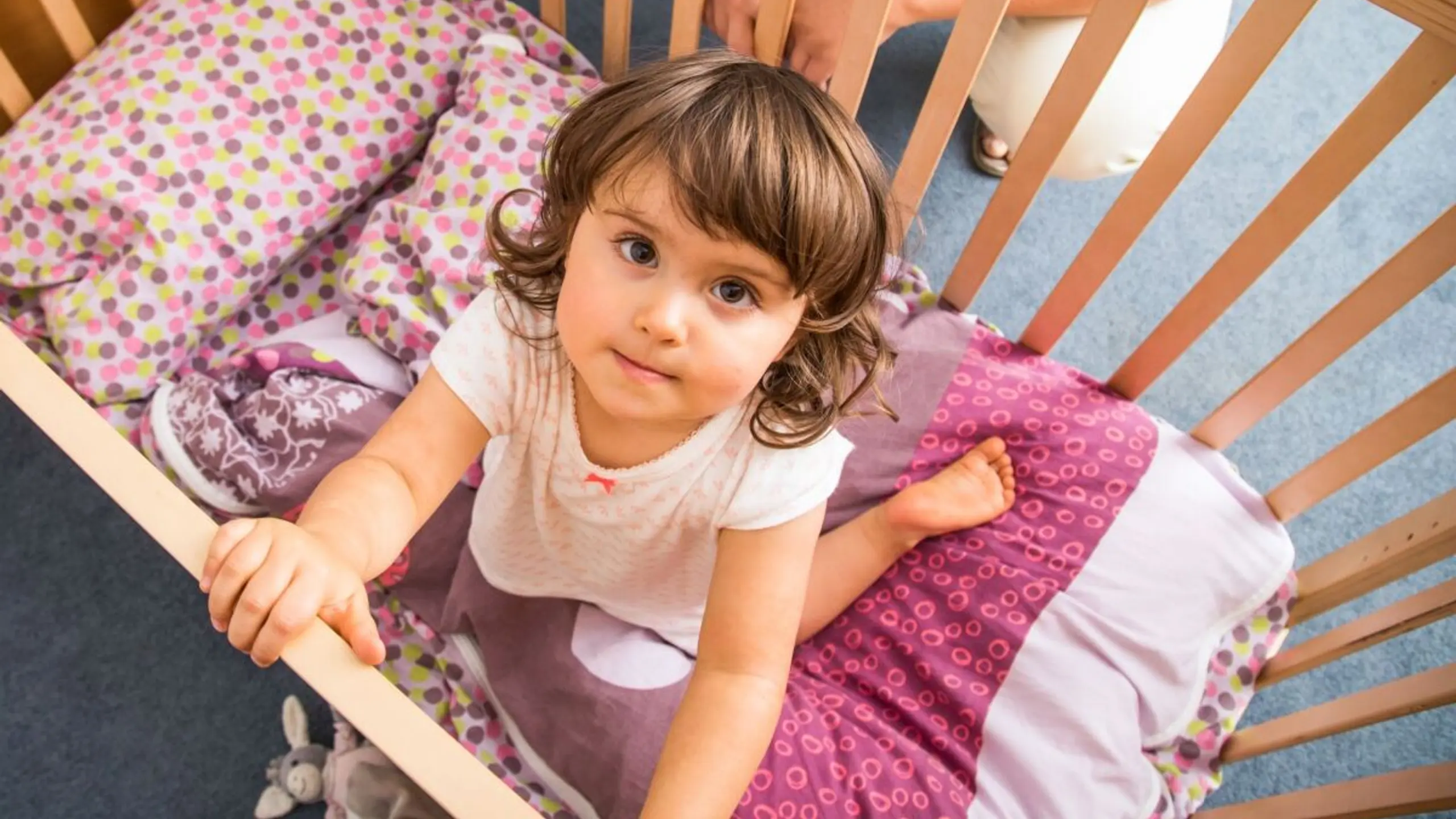 Beim Kinderbett sollten Eltern auf abgerundete Ecken achten