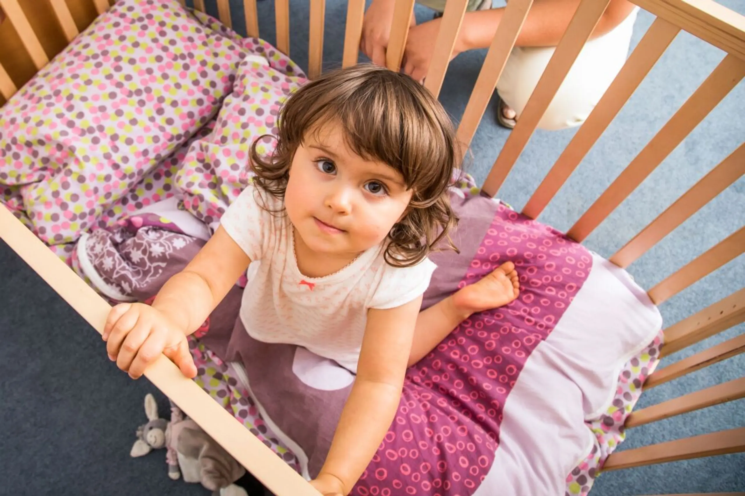 Beim Kinderbett sollten Eltern auf abgerundete Ecken achten