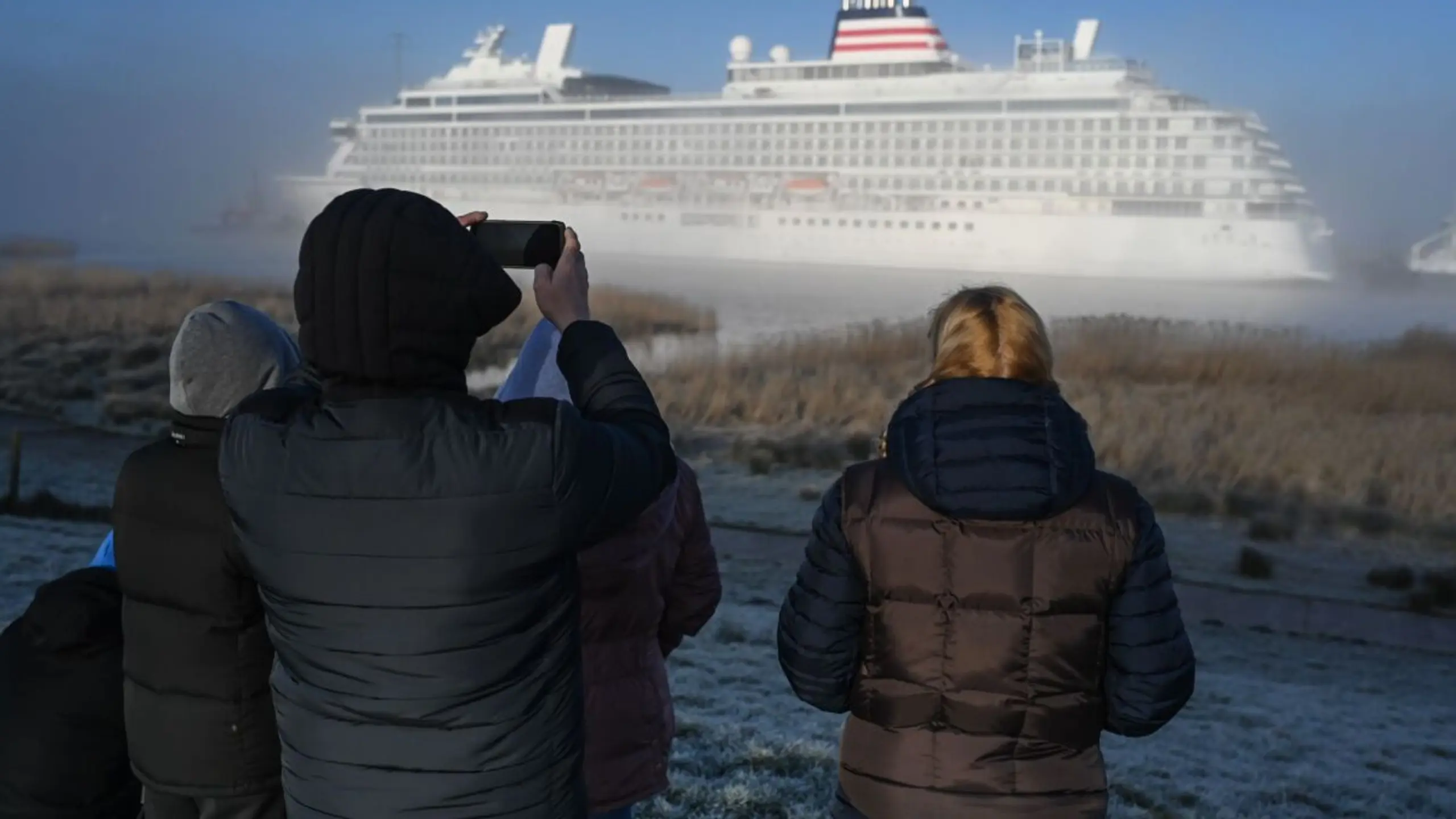 Das neue Luxus-Schiff zog jede Menge Schaulustige an