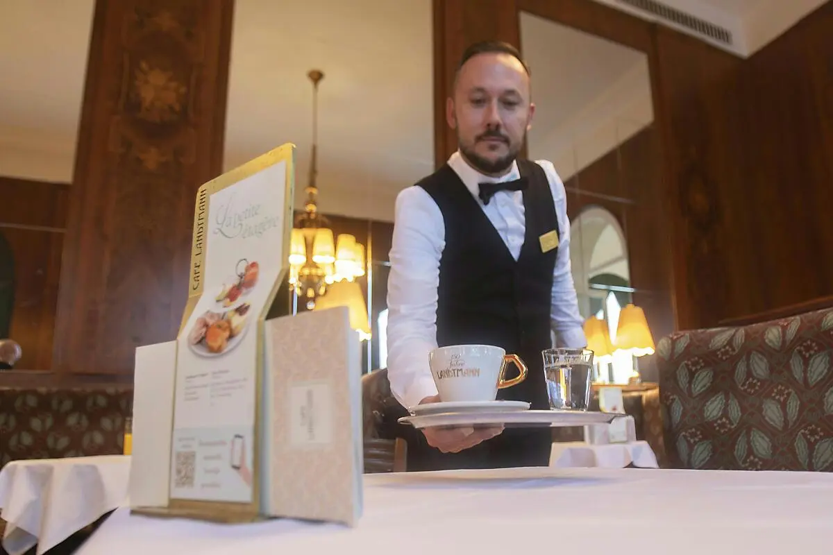 Ein Kellner im Wiener Traditionscafè