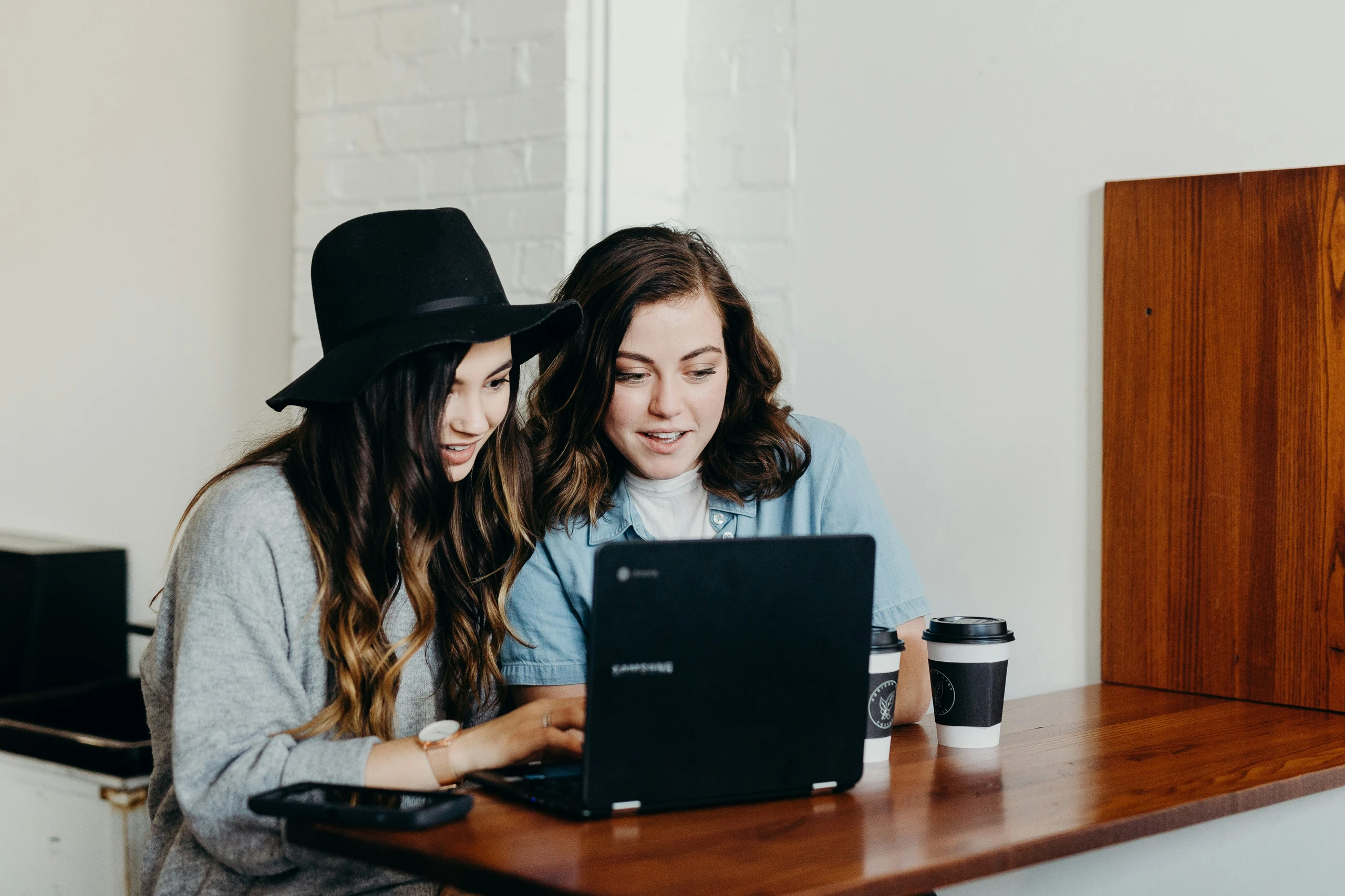 Zwei Frauen vor einem Laptop