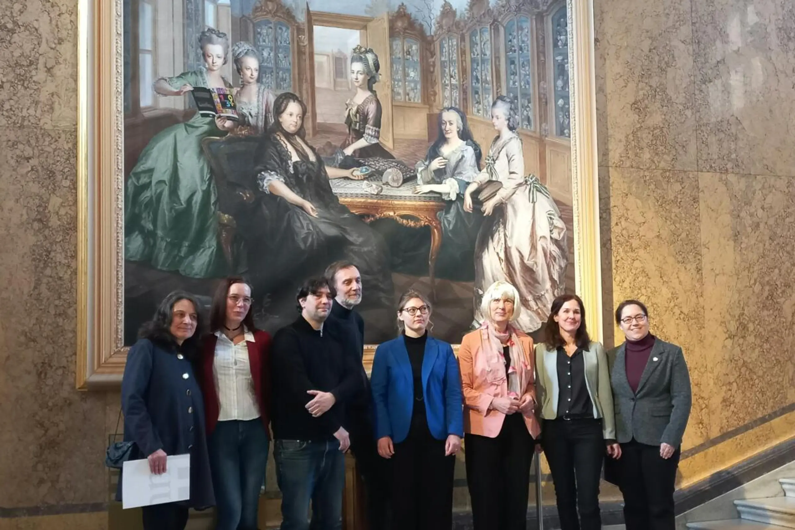 Das NHM-Team vor dem "Kaiserinbild" auf der Feststiege