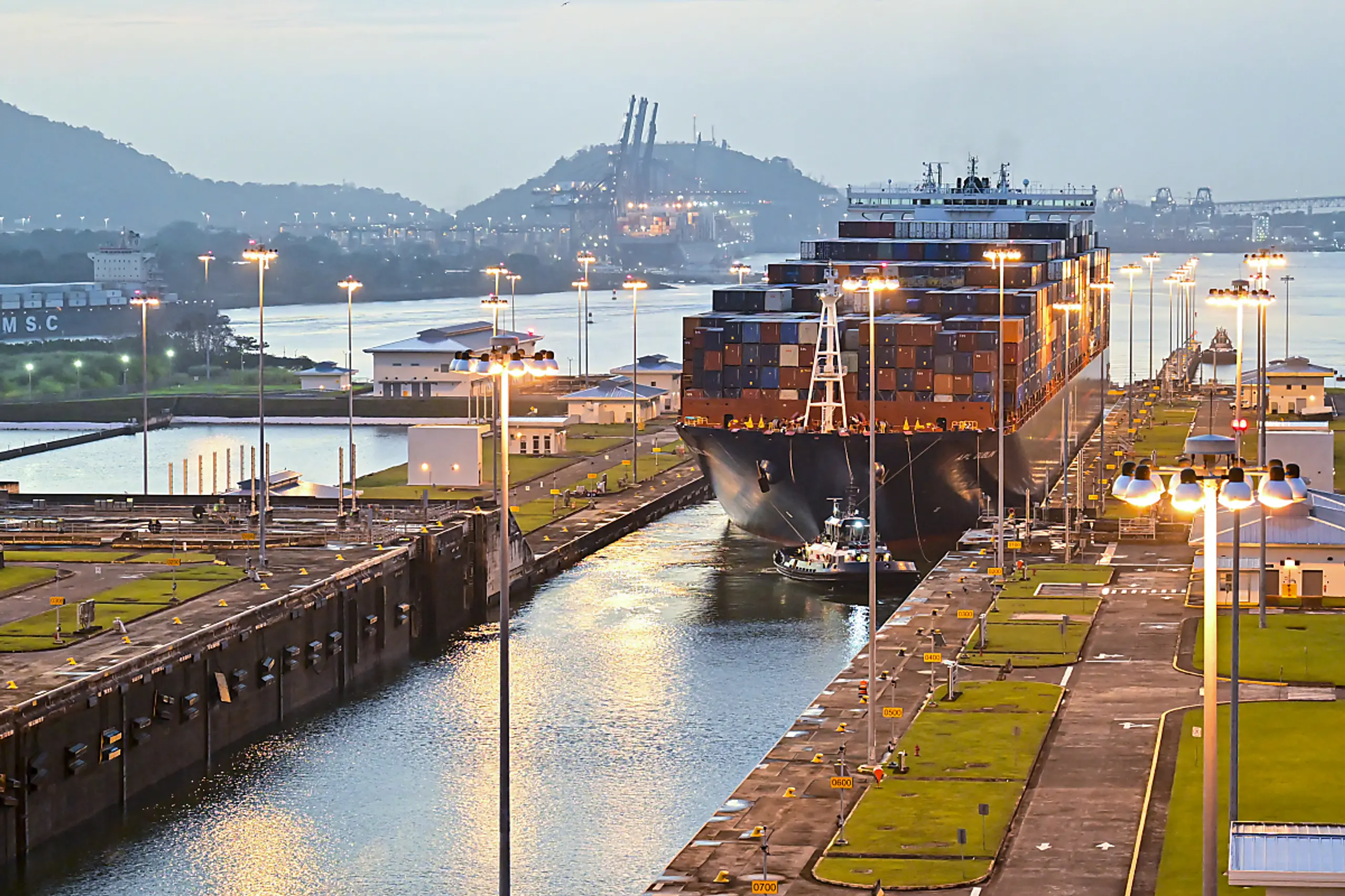 Transportschiffsriese im Panamakanal im Februar