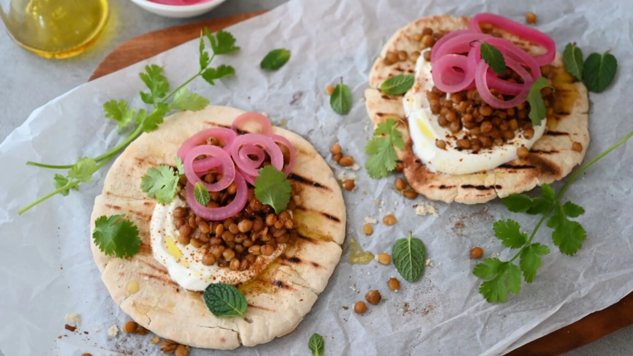 Knuspriges Pita präsentiert sich mit cremigem Joghurt und einer sauer-scharfen Kombi