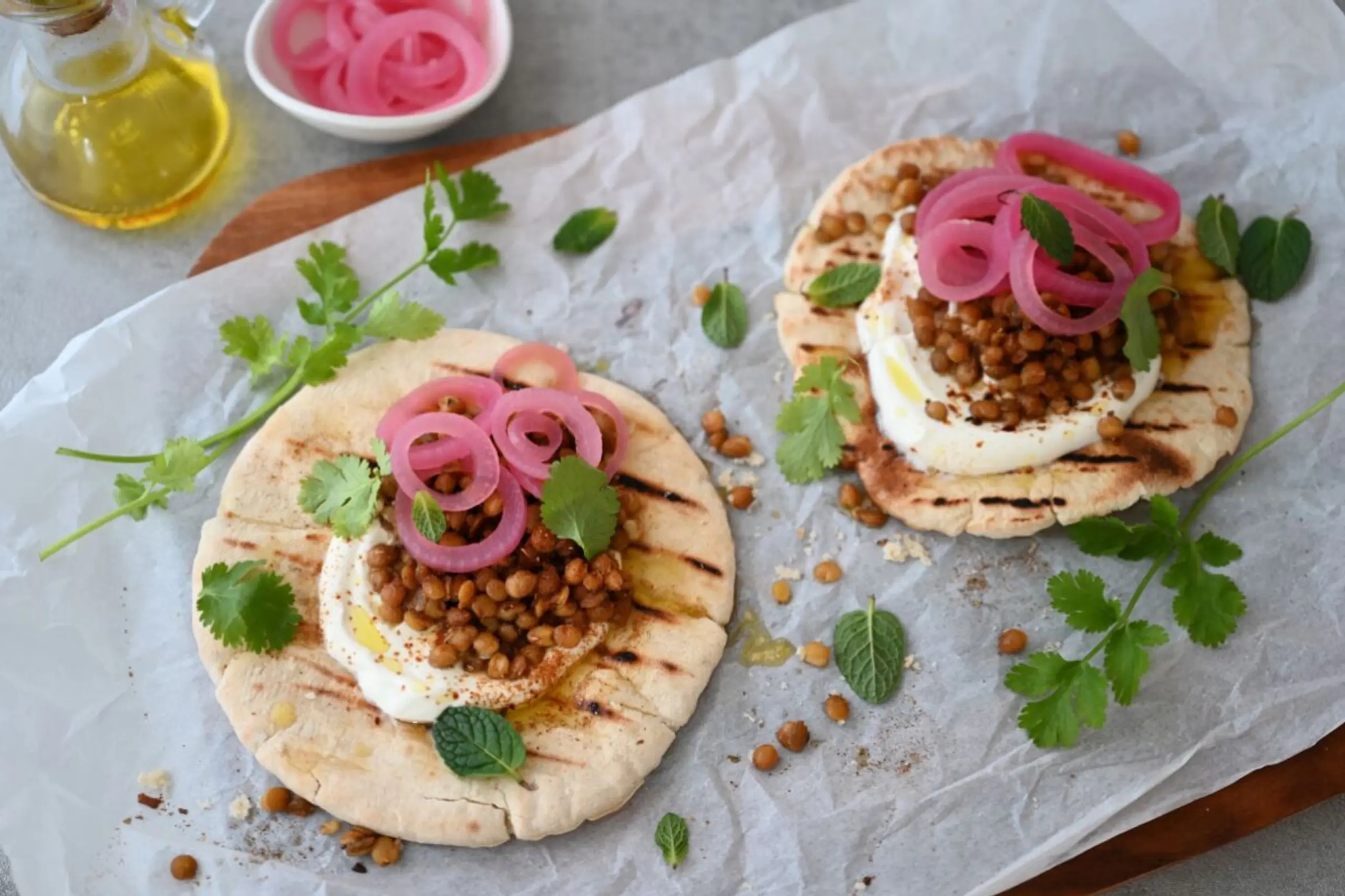 Knuspriges Pita präsentiert sich mit cremigem Joghurt und einer sauer-scharfen Kombi