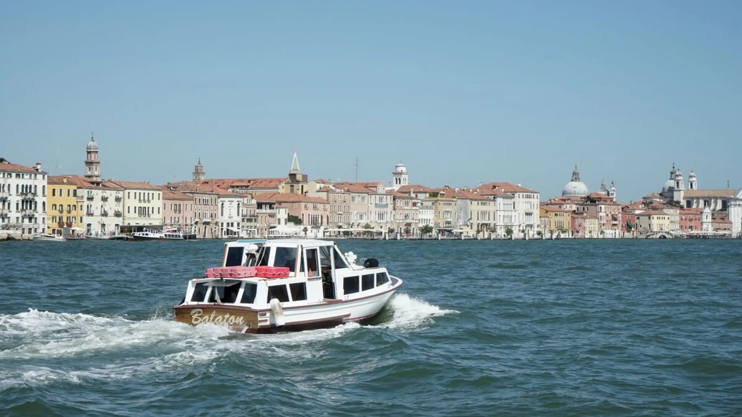 Mit einem Boot vor Venedig zu cruisen, ist ein besonderes Erlebnis