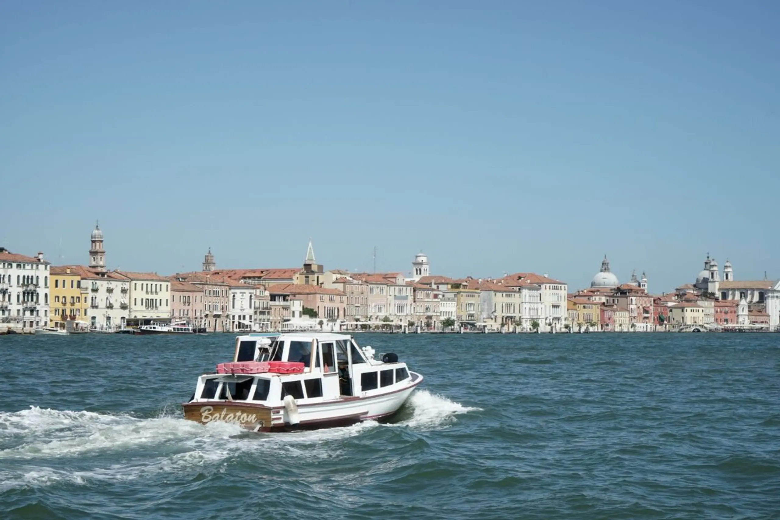 Mit einem Boot vor Venedig zu cruisen, ist ein besonderes Erlebnis