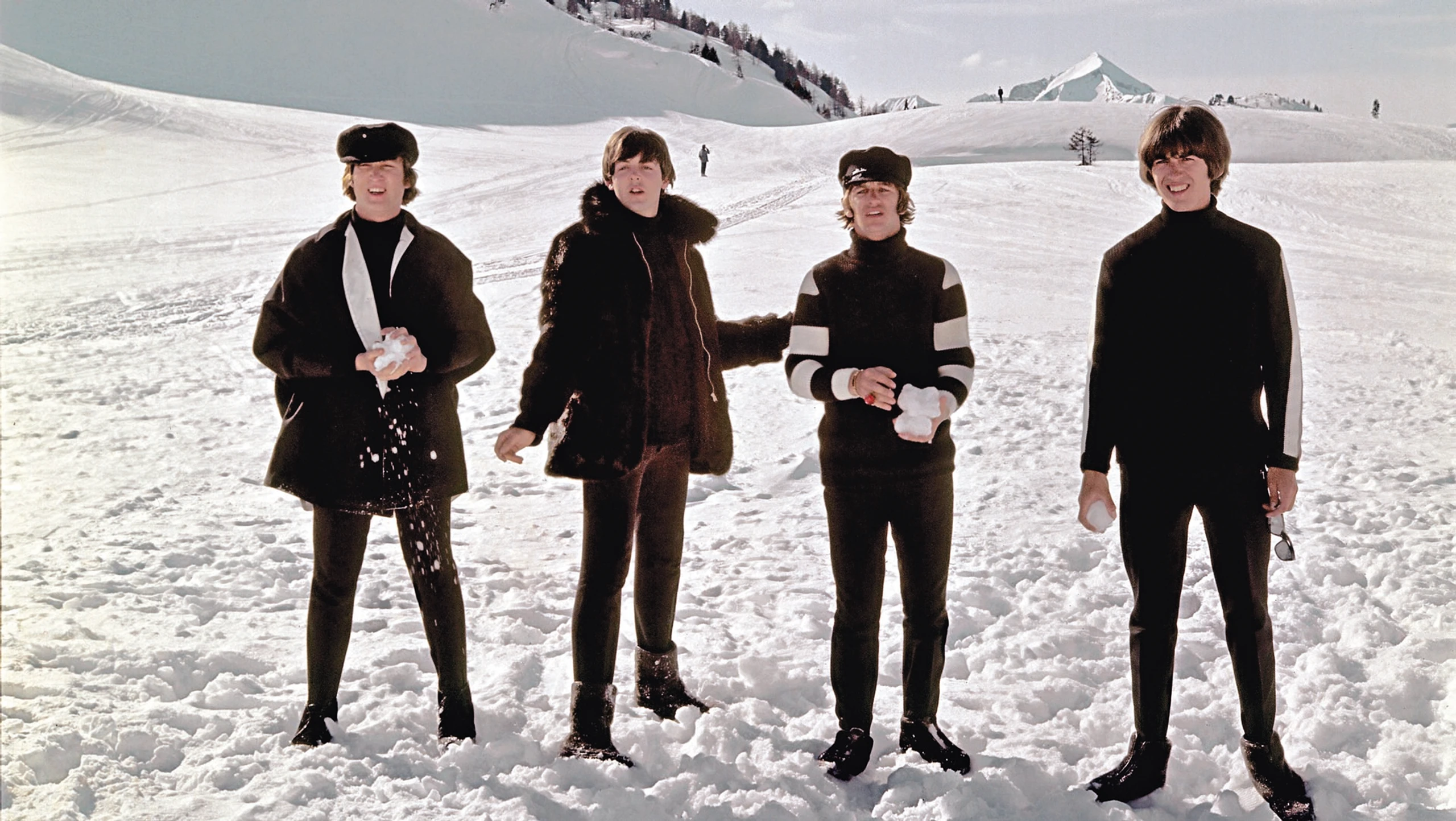 Die Beatles im Schnee in Obertauern, Österreich (1965), während der Dreharbeiten zu 'HELP!'
