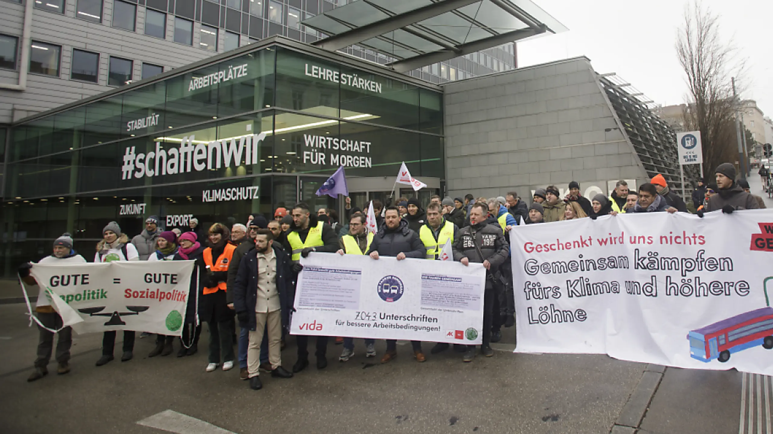 Buslenker haben mehrfach für bessere Arbeitsbedingungen protestiert