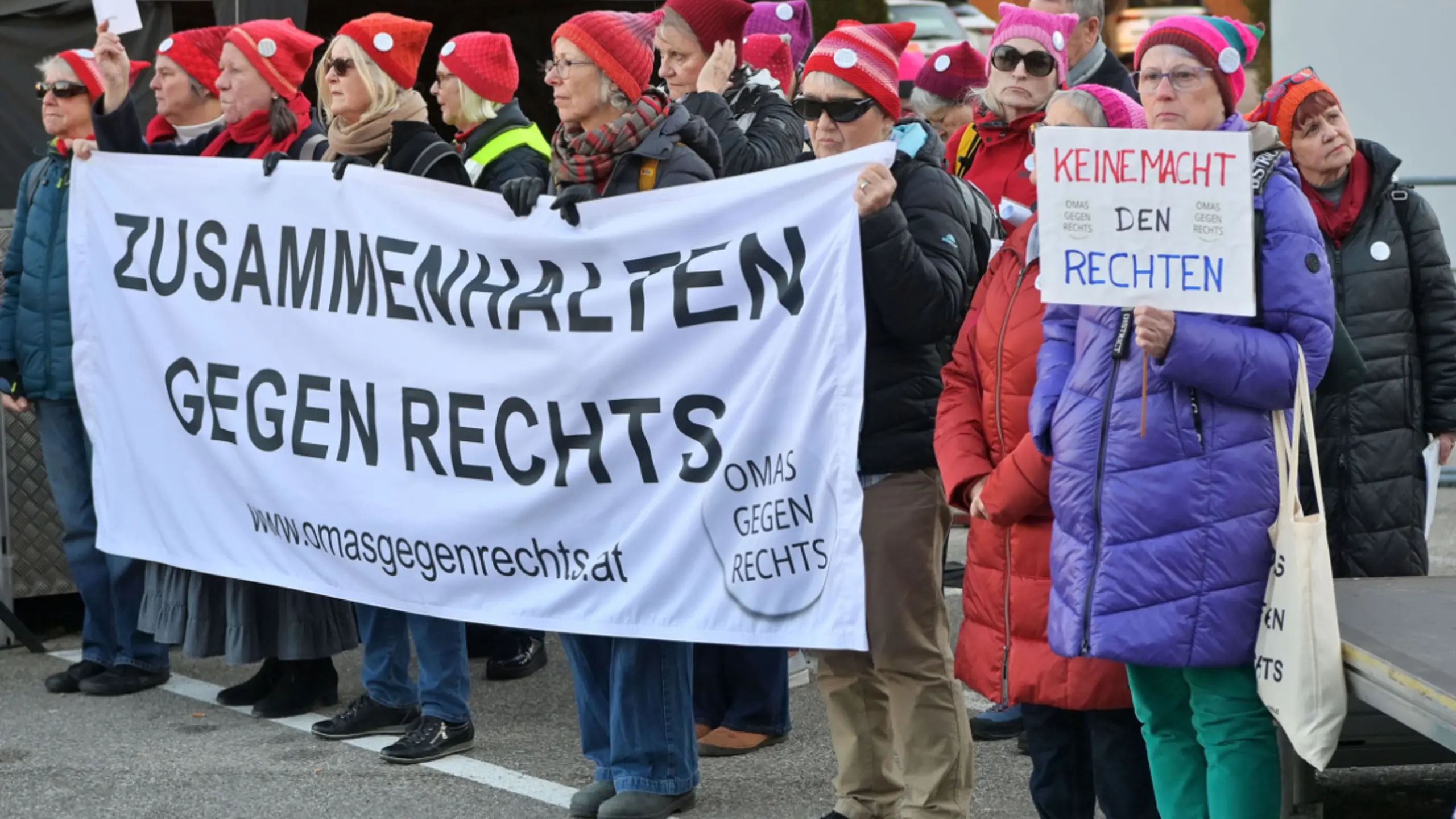 Kundgebung gegen die FPÖ vor der Jahnturnhalle