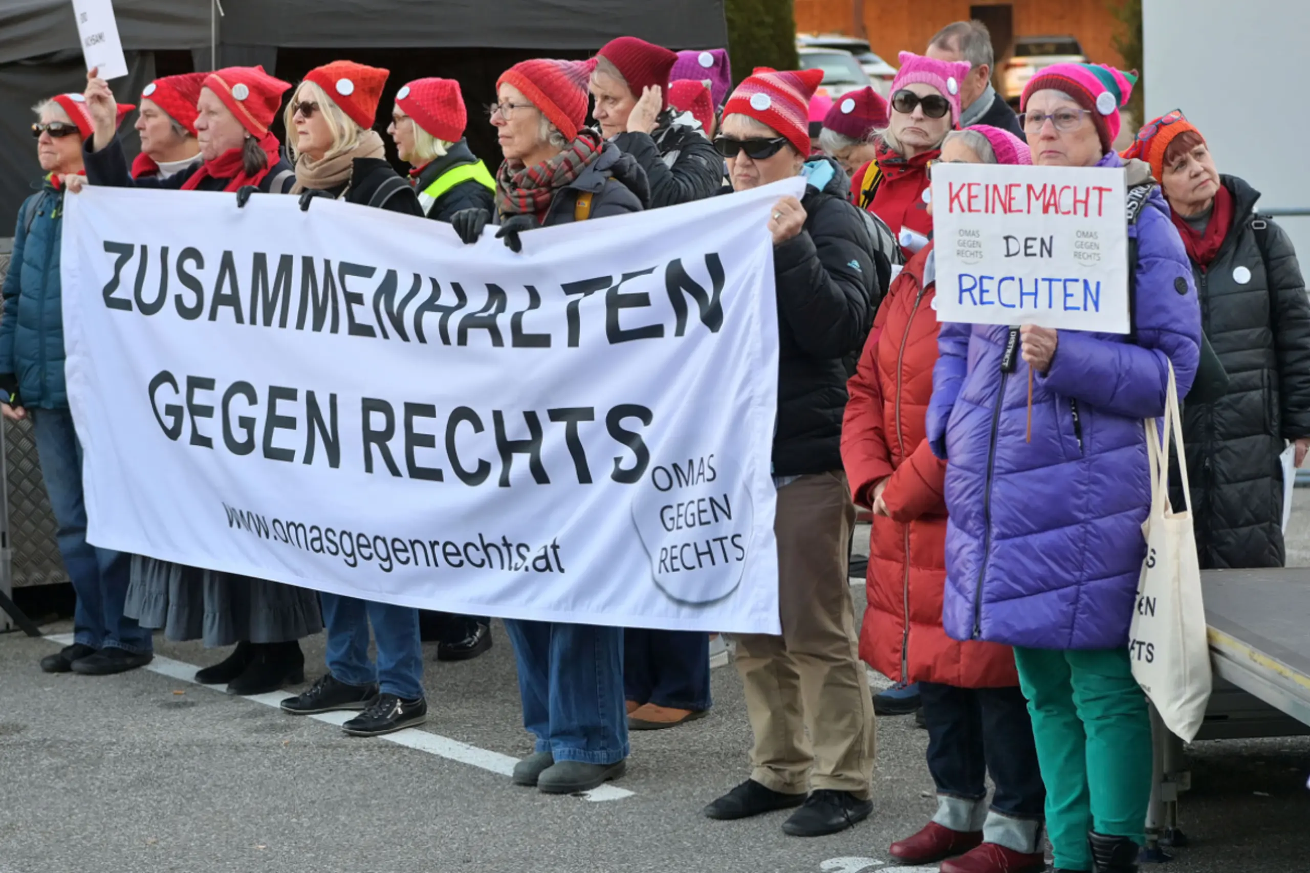 Kundgebung gegen die FPÖ vor der Jahnturnhalle