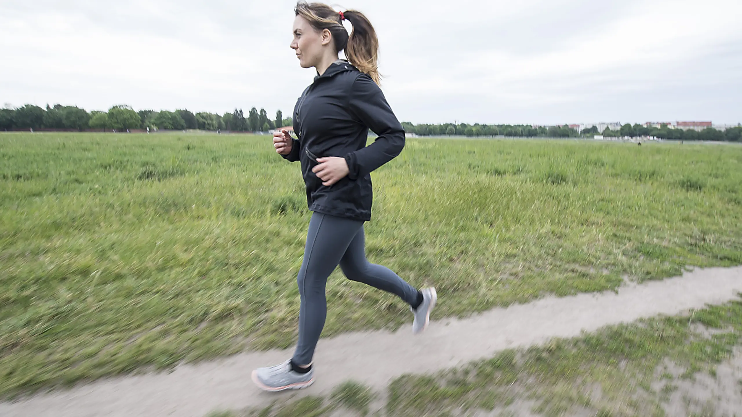 Schmerzt beim Joggen das Knie, kann eine Fehlstellung der Beine schuld sein