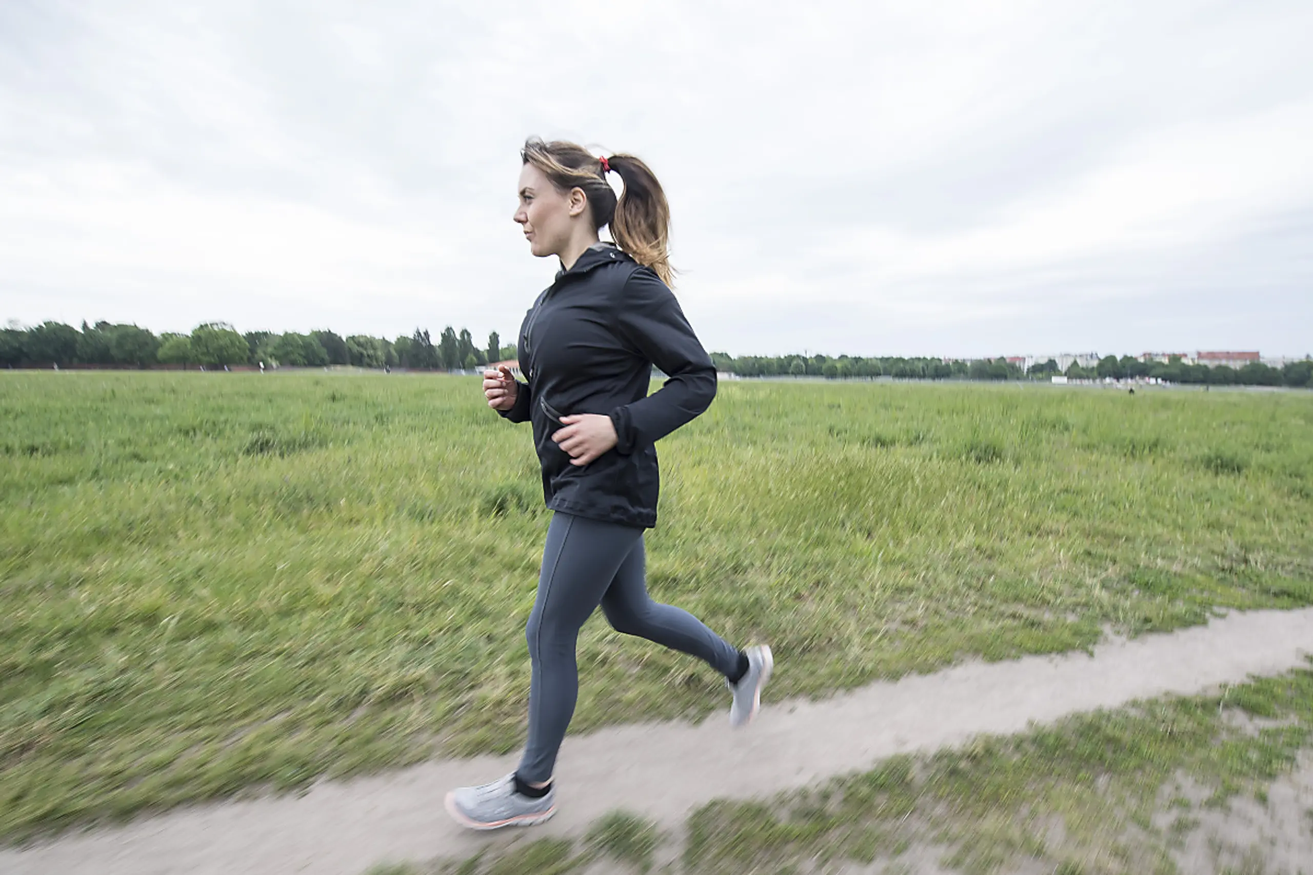 Schmerzt beim Joggen das Knie, kann eine Fehlstellung der Beine schuld sein