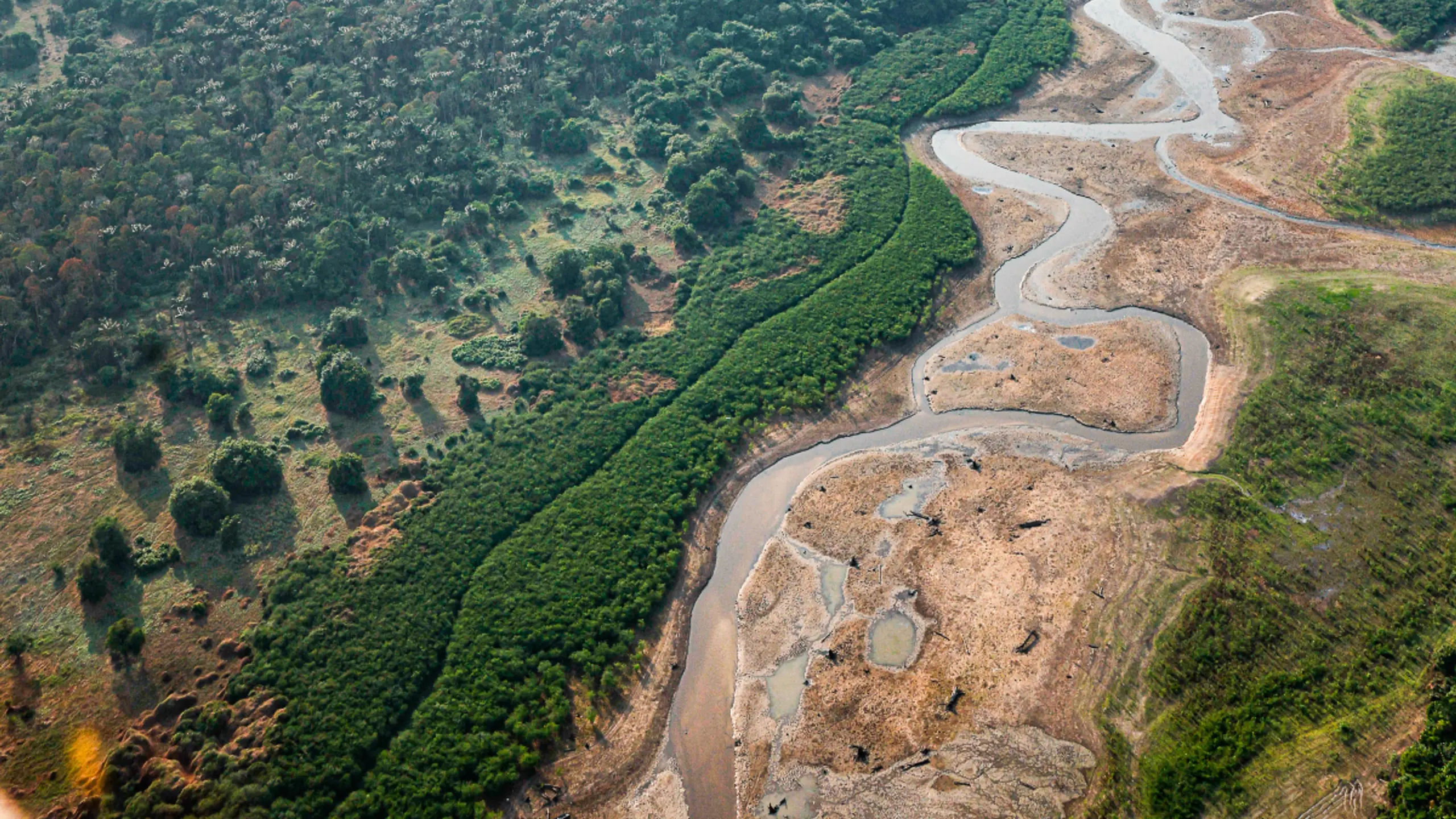 Fluss mit Niedrigwasser im Amazonasgebiet von Brasilien