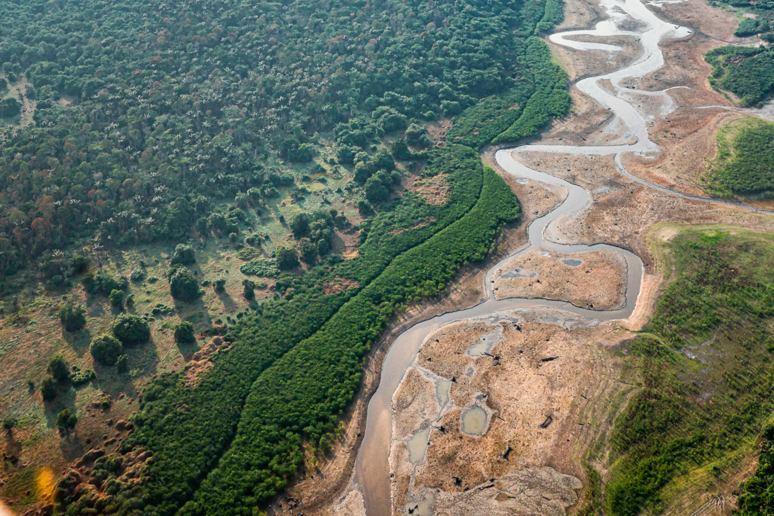 Fluss mit Niedrigwasser im Amazonasgebiet von Brasilien