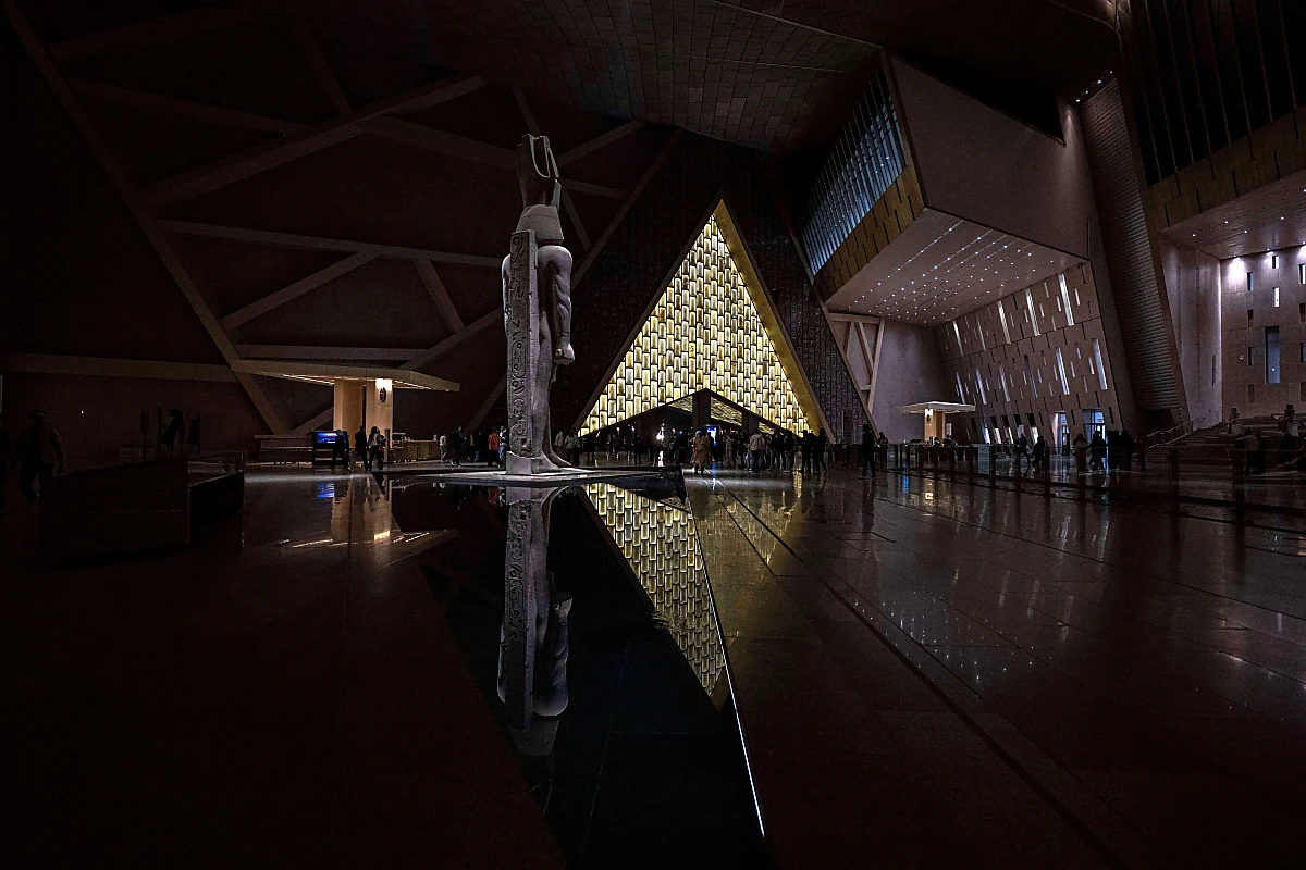 Eine elf Meter hohe Statue von Pharao Ramses II. begrüßt die Besucher im großen Atrium