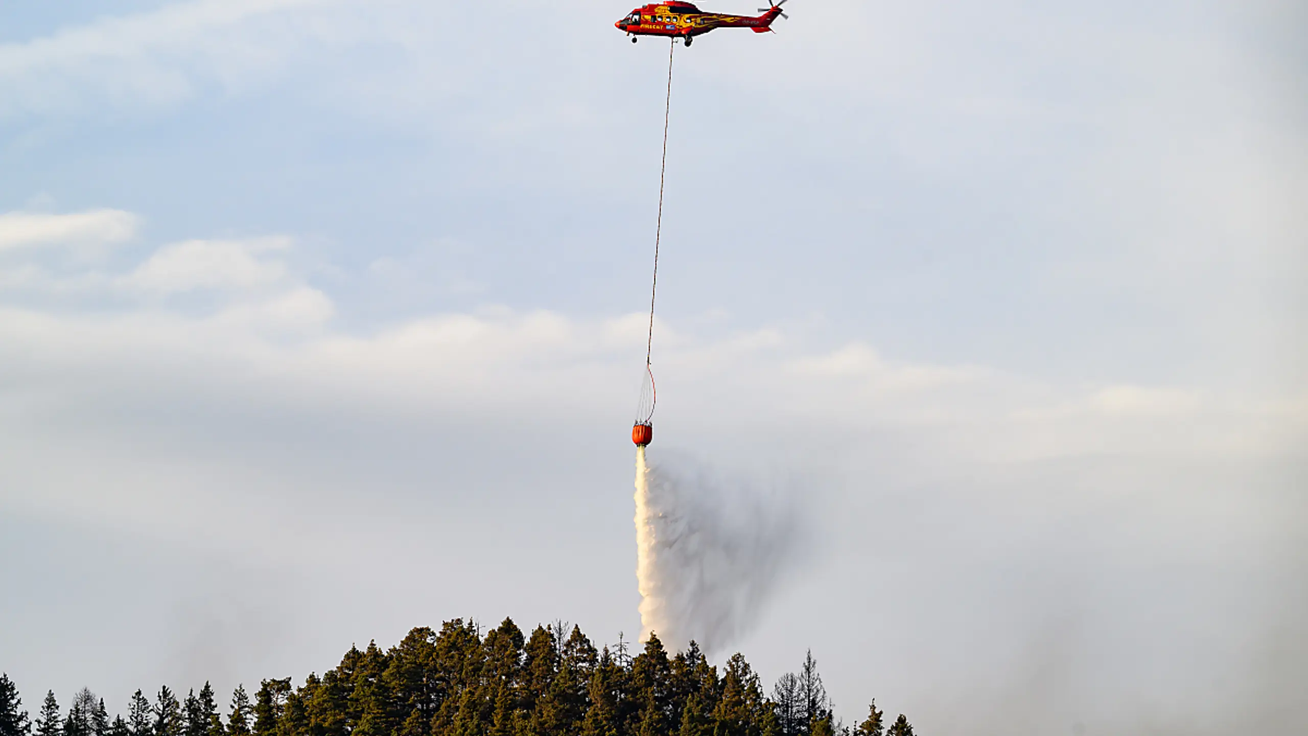 Löschhubschrauber unterstützten die Feuerwehrleute