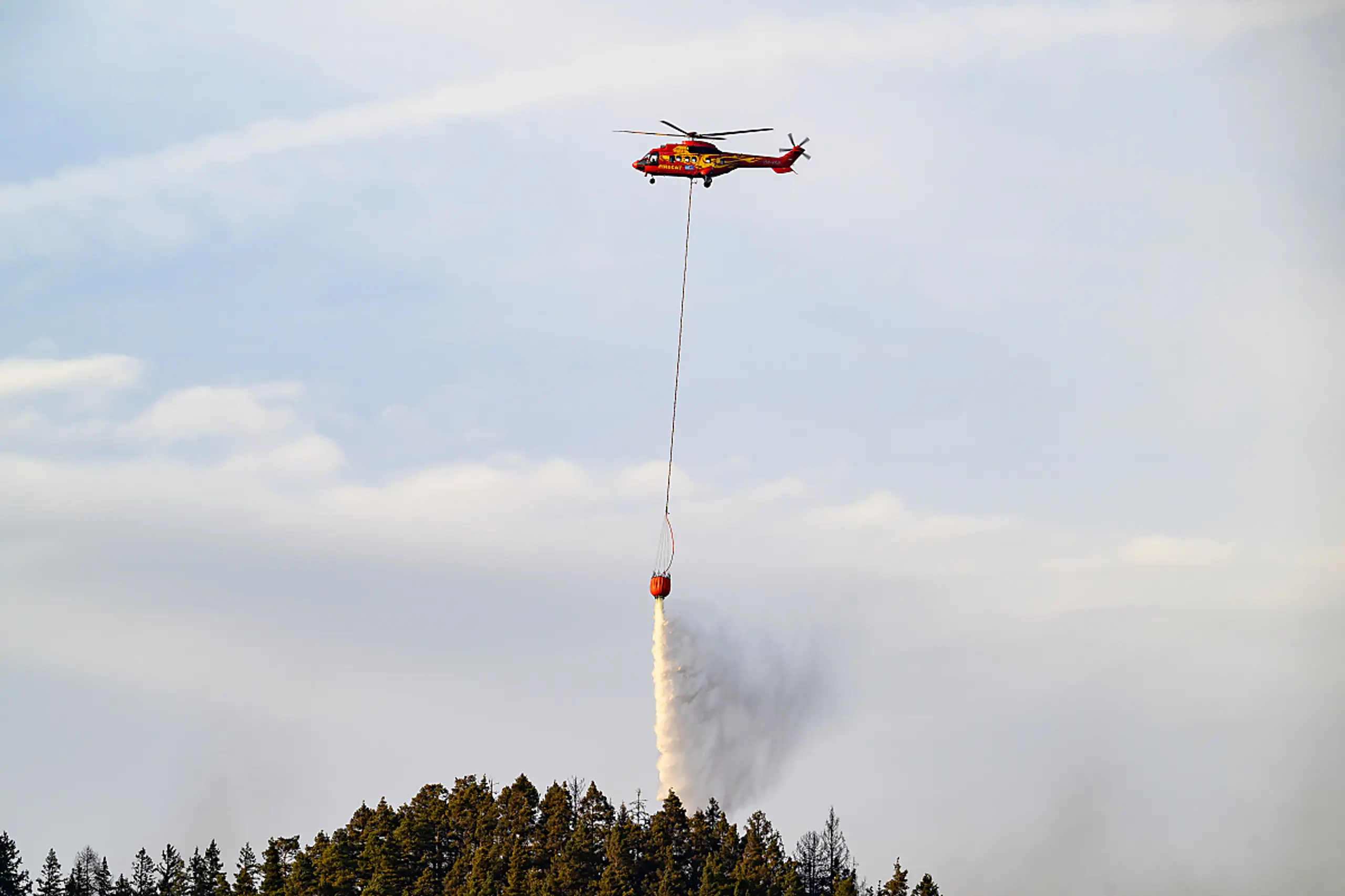 Löschhubschrauber unterstützten die Feuerwehrleute