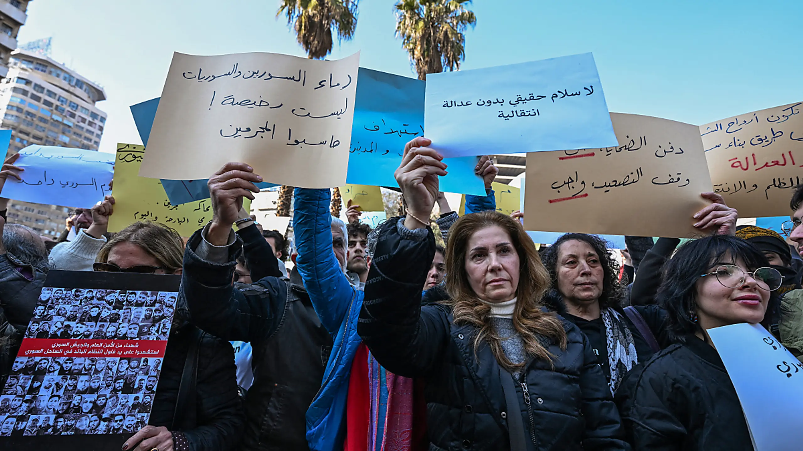 Viele Frauen gegen die islamistische Regierung auf der Straße