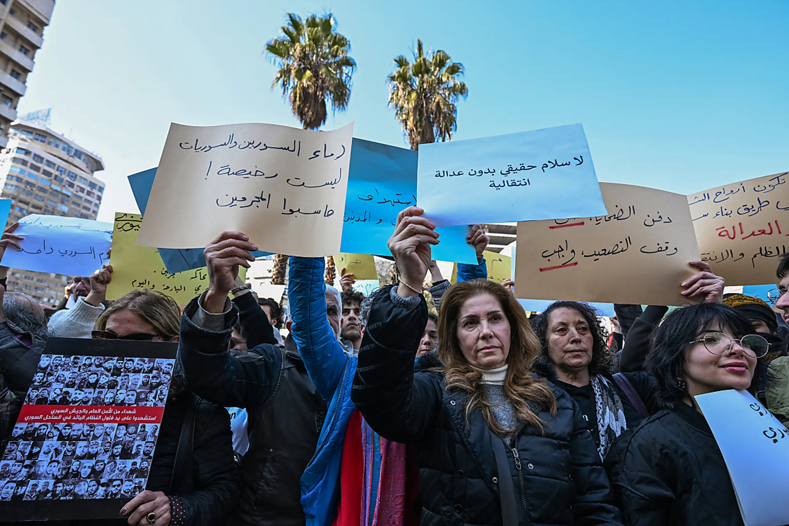 Viele Frauen gegen die islamistische Regierung auf der Straße