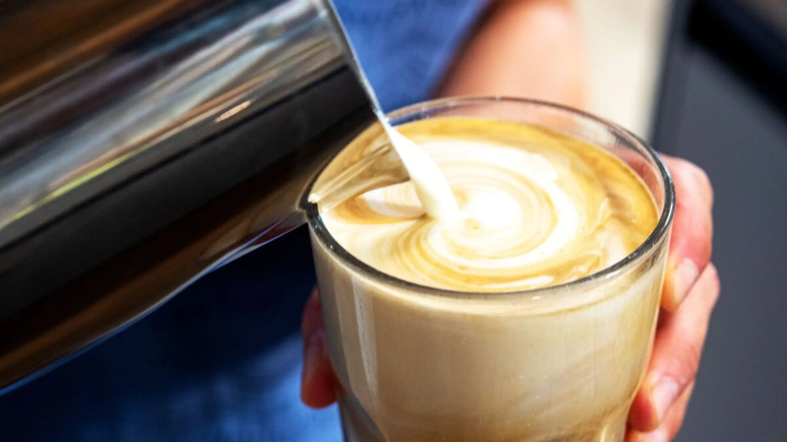 Wer seinen Kaffee für gewöhnlich mit Zucker trinkt, kann auch laktosefreie Milch nehmen