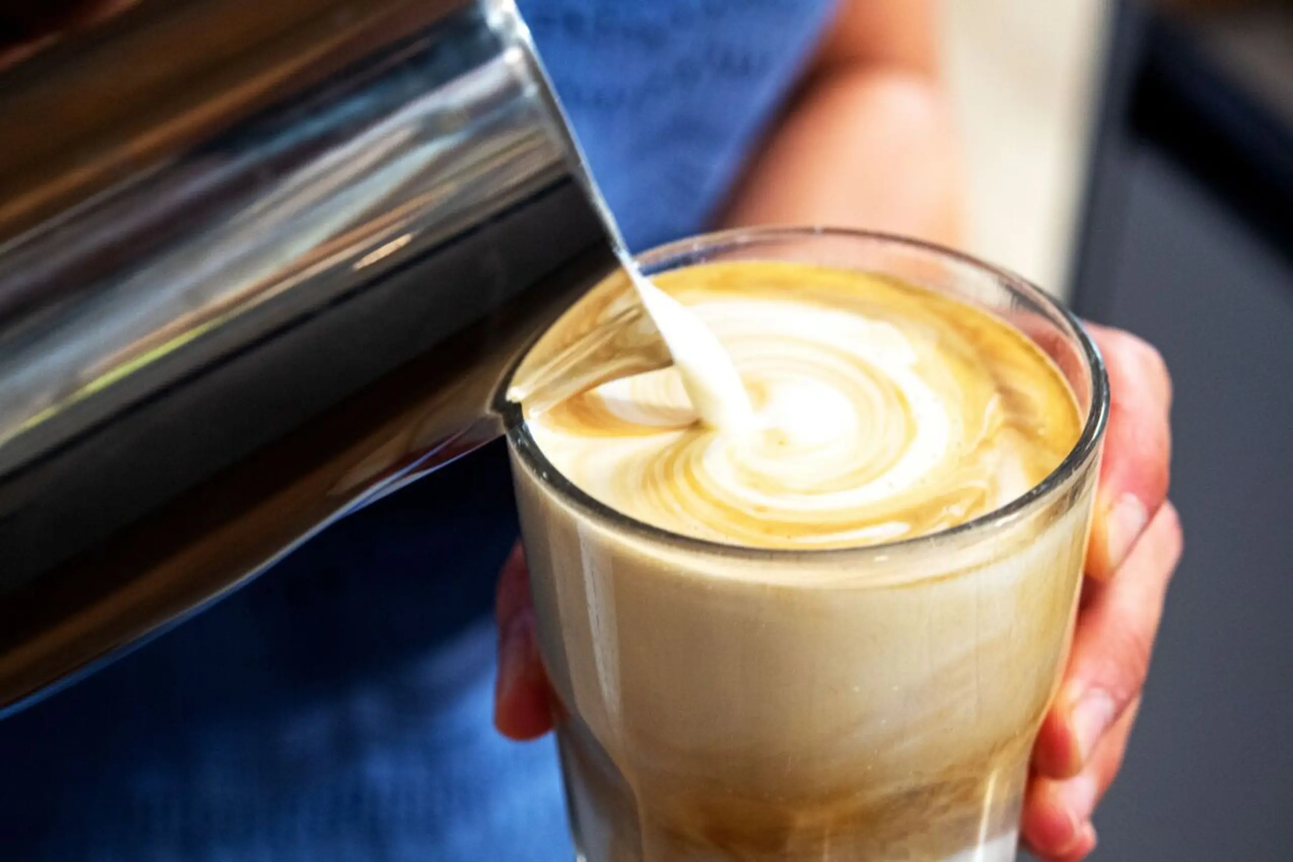 Wer seinen Kaffee für gewöhnlich mit Zucker trinkt, kann auch laktosefreie Milch nehmen