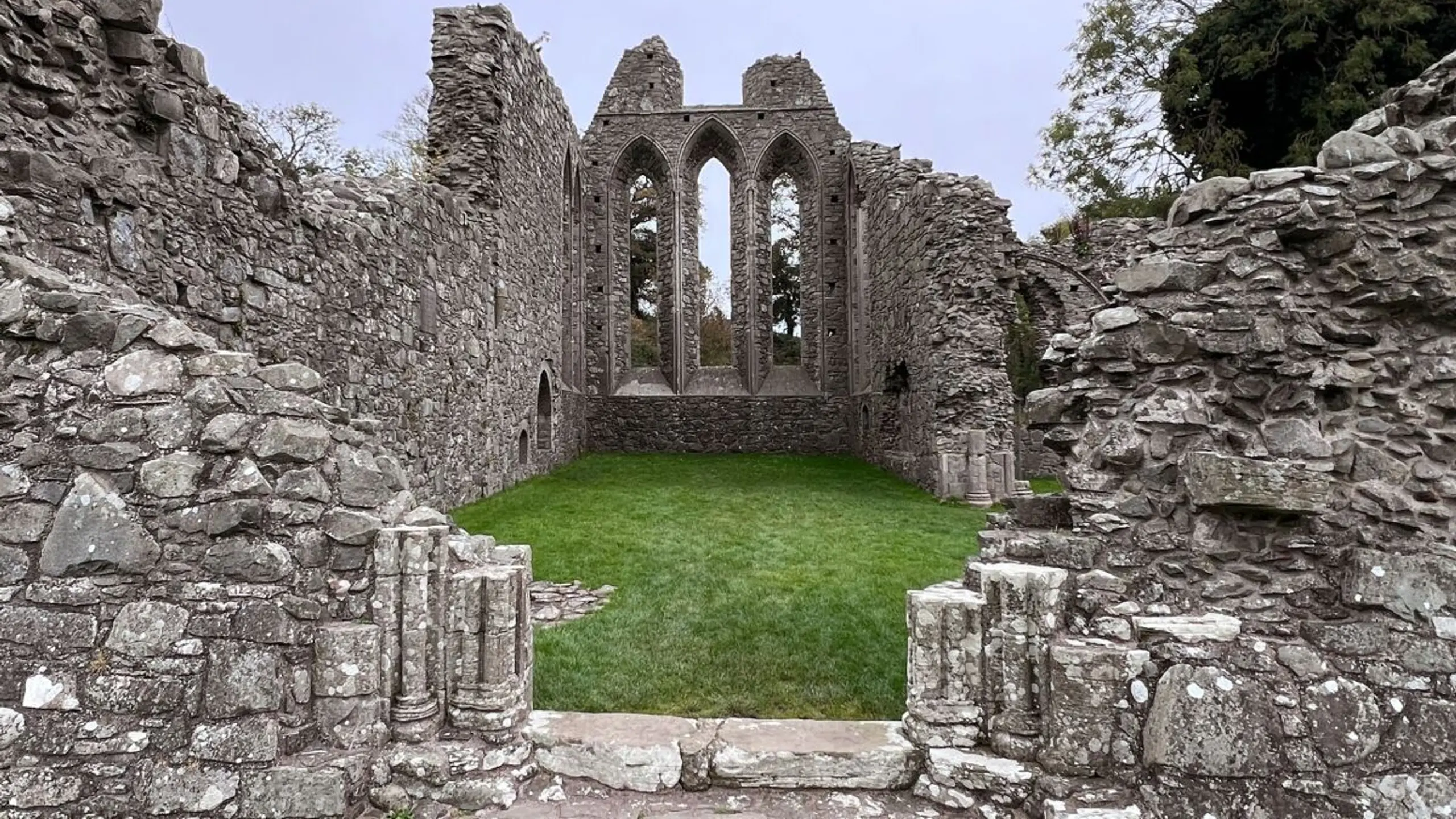 Die Inch Abbey wurde 1180 gebaut, heute sind nur noch Ruinen zu sehen