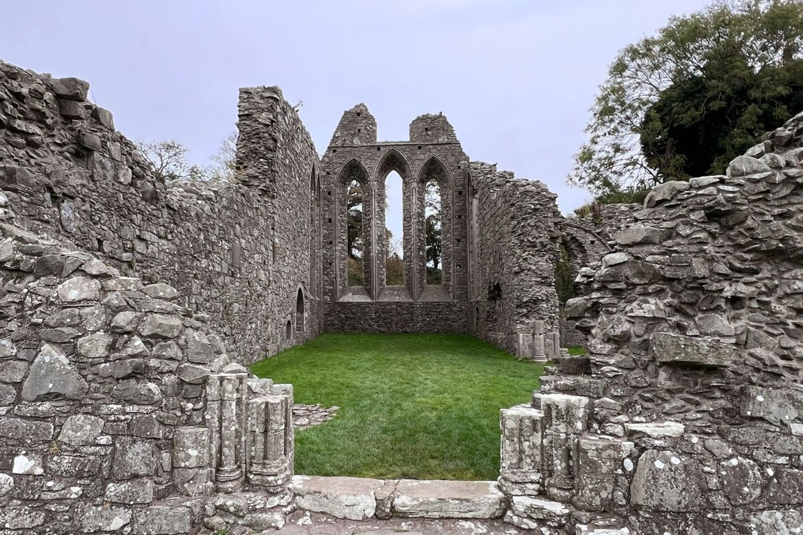 Die Inch Abbey wurde 1180 gebaut, heute sind nur noch Ruinen zu sehen