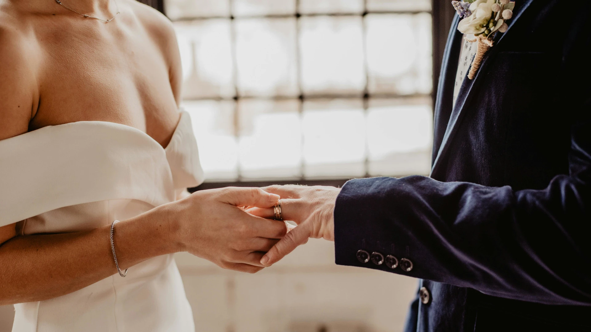 Heiraten macht Frauen „arm“