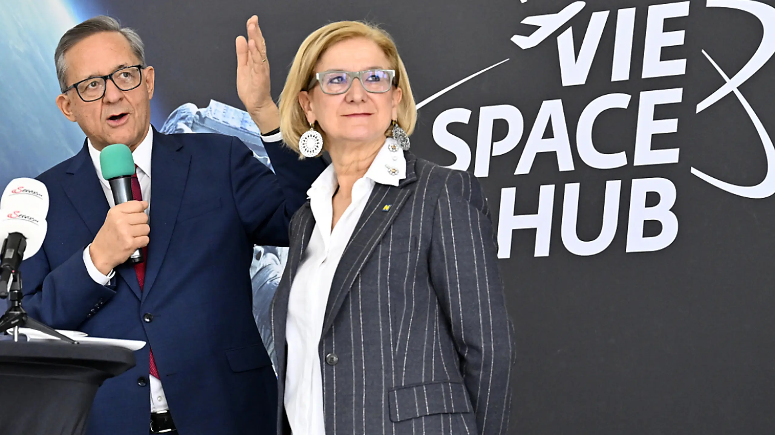 Flughafen Wien-Vorstand Günther Ofner und LH Johanna Mikl-Leitner (ÖVP) erfreut über "VIE Space Hub"