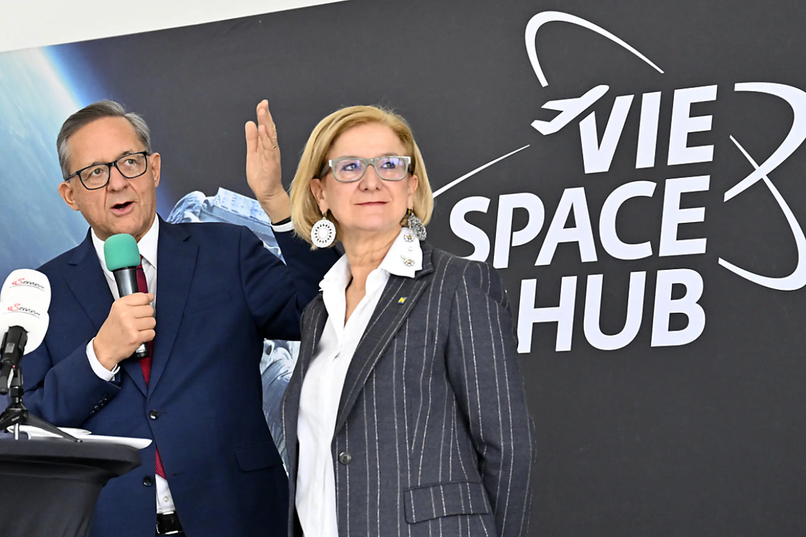 Flughafen Wien-Vorstand Günther Ofner und LH Johanna Mikl-Leitner (ÖVP) erfreut über "VIE Space Hub"