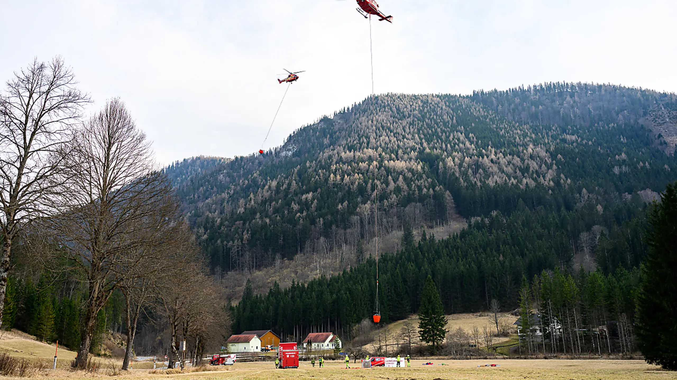 Ein Waldbrand in Niederösterreich beschäftigt seit Samstag die Helfer