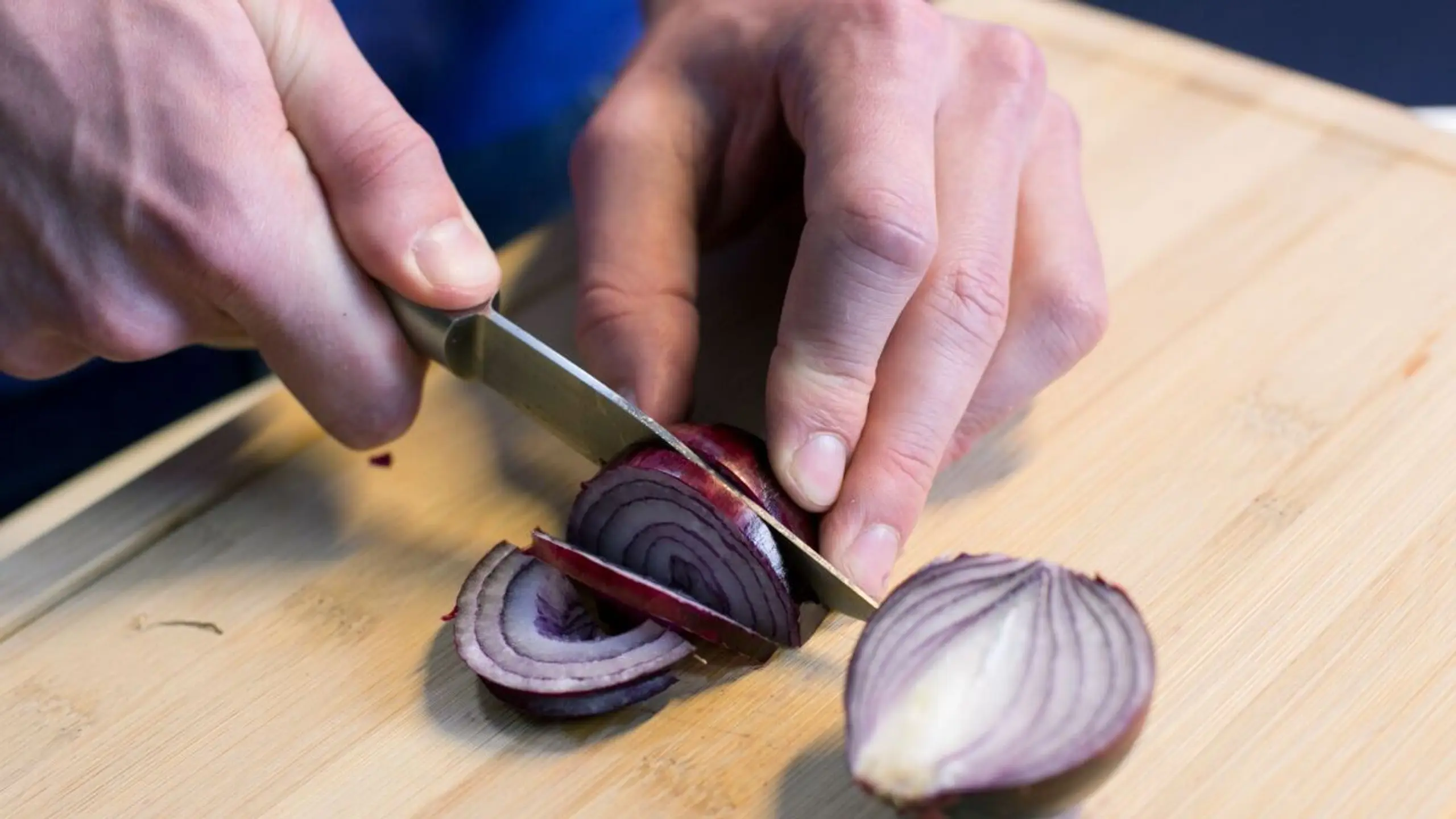 Unerlässlich beim Zwiebelschneiden ist ein sehr scharfes Messer