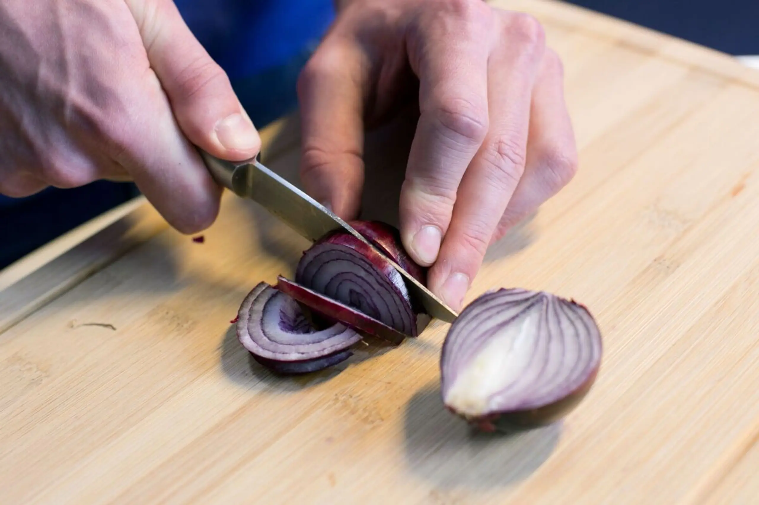 Unerlässlich beim Zwiebelschneiden ist ein sehr scharfes Messer