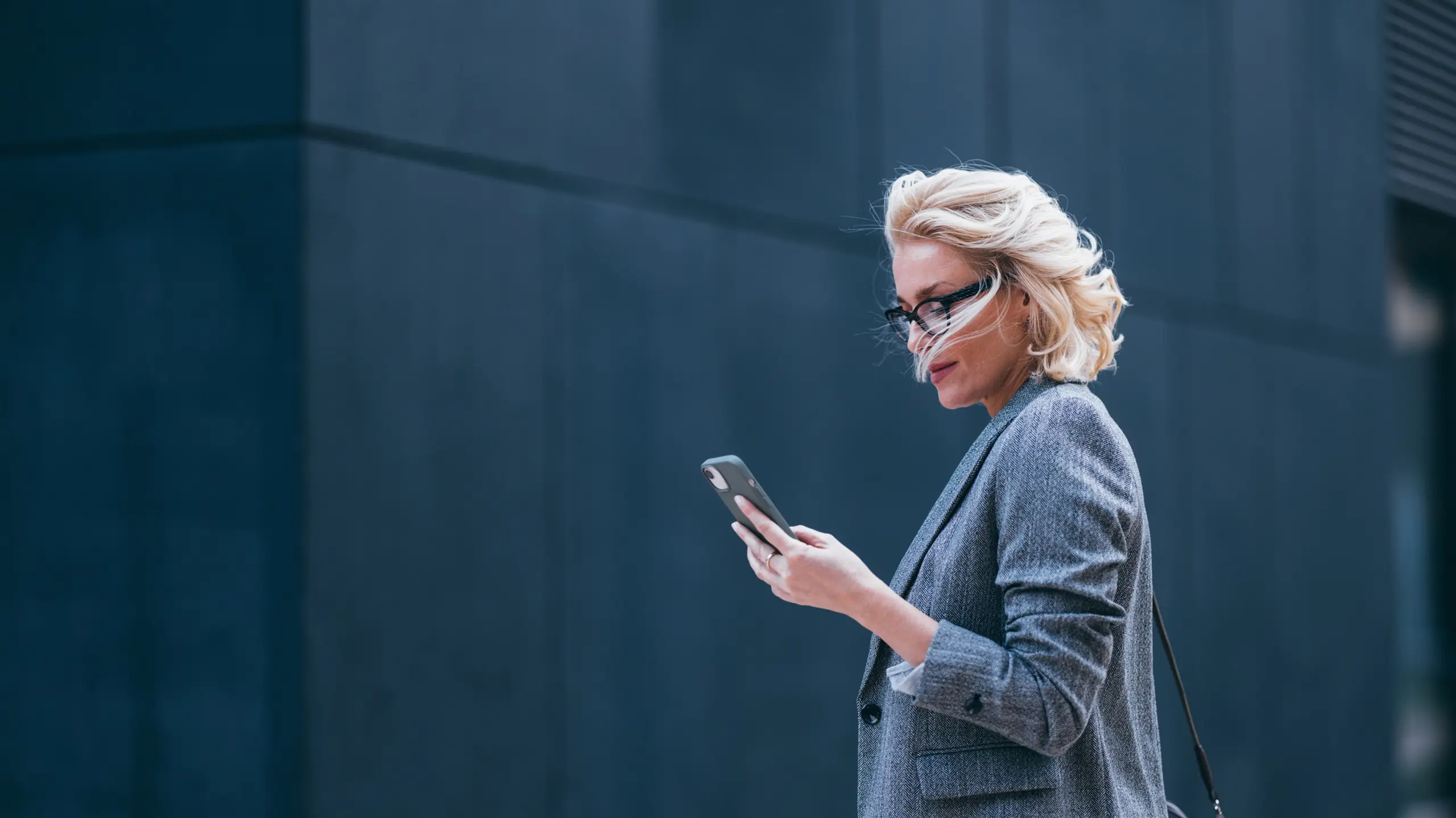 Frau schaut auf Handy