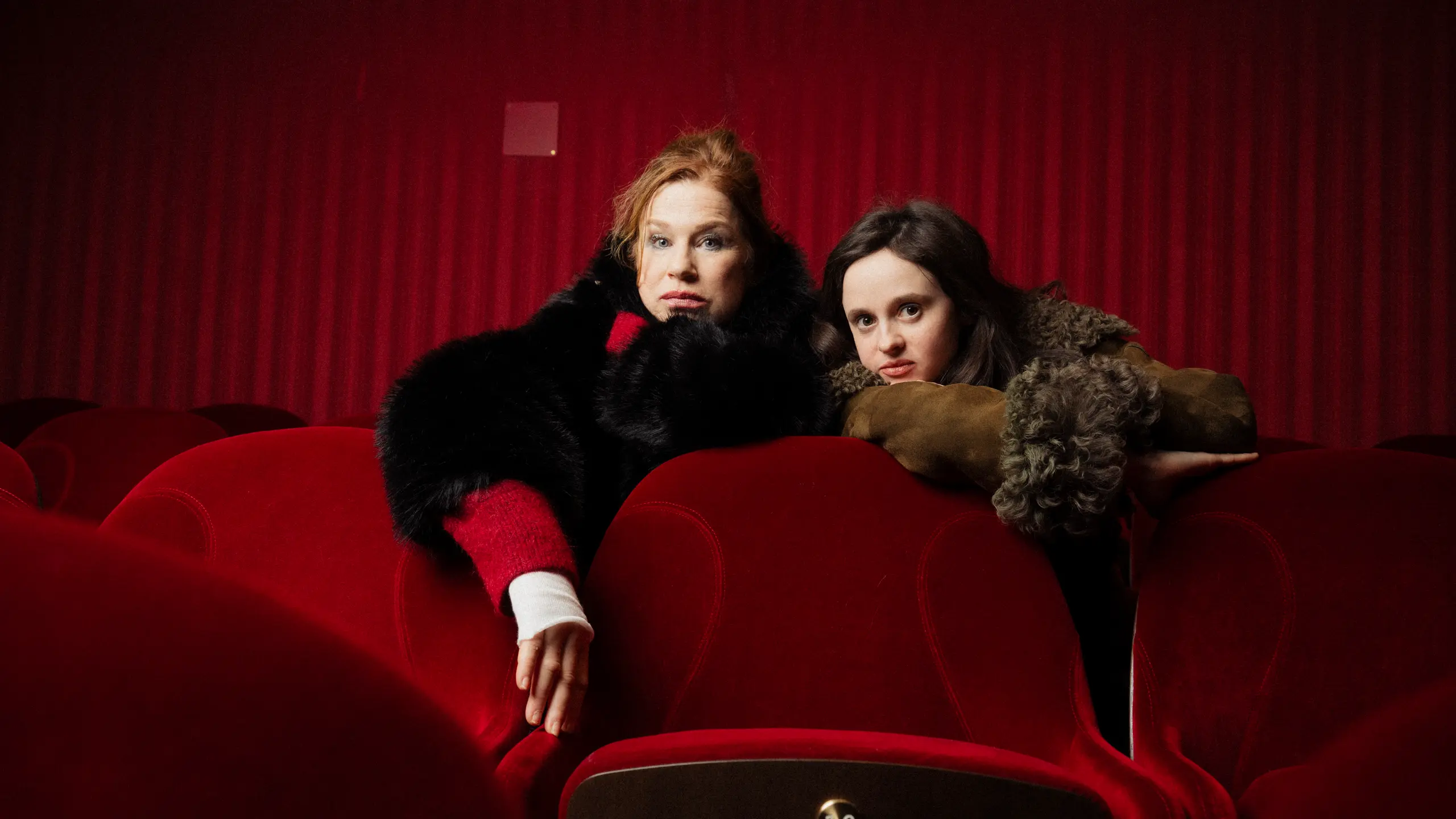 Burg-Schauspielerinnen Dörte Lyssewski und Maresi Riegner (v. l. n. r.)