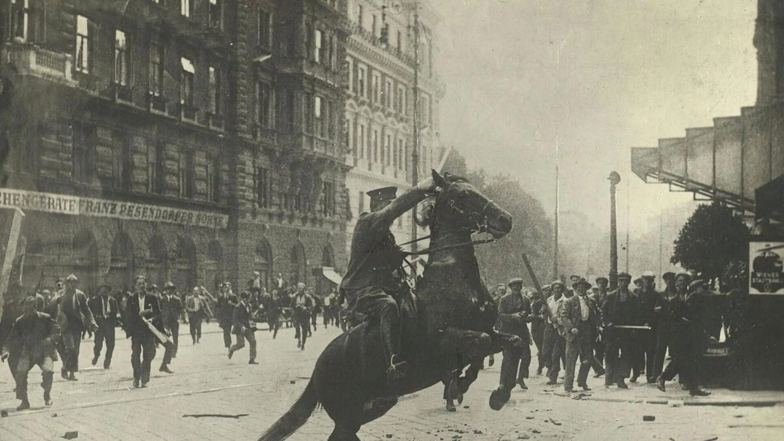 Die berittene Polizei beim Justizpalastbrand 1927 als ein Exponat der Schau