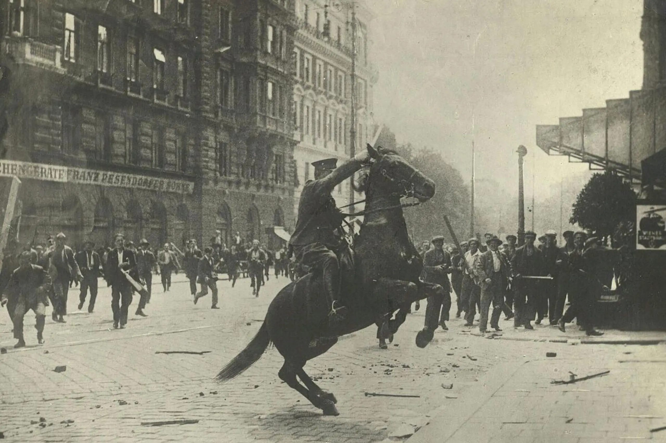 Die berittene Polizei beim Justizpalastbrand 1927 als ein Exponat der Schau