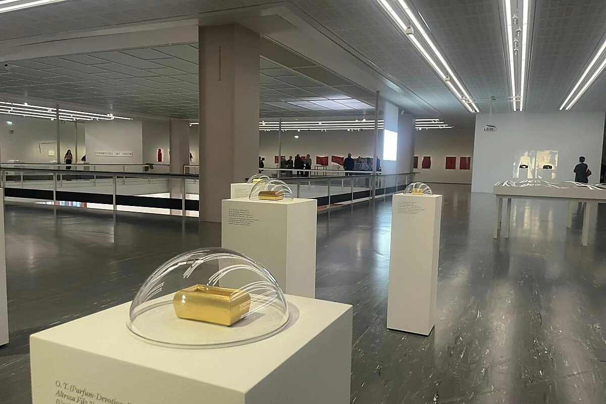 Leerstelle auf Ausstellungsstele: Maria Hahnenkamp im Belvedere 21