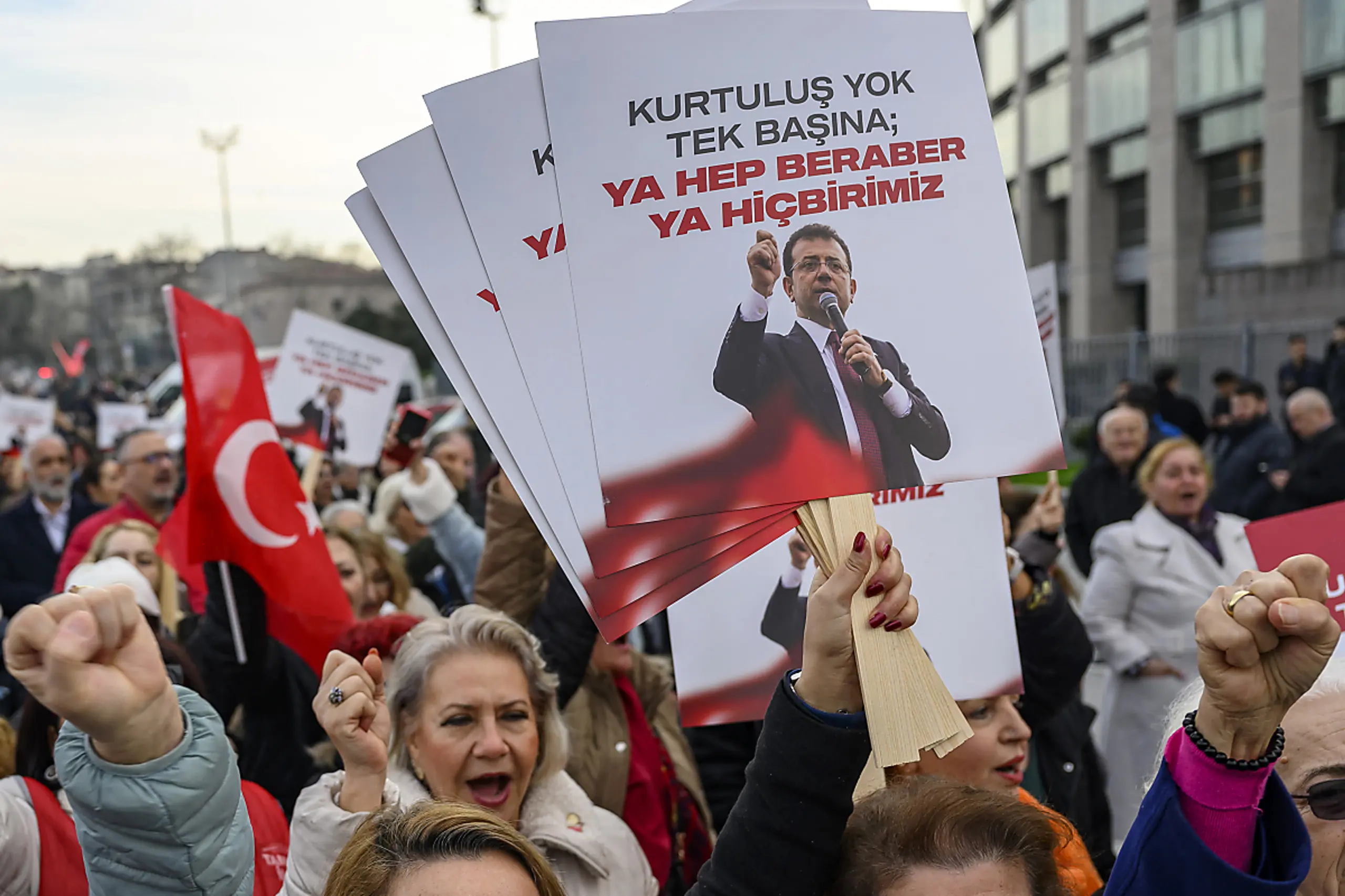 Viele Menschen gehen in der Türkei auf die Straße