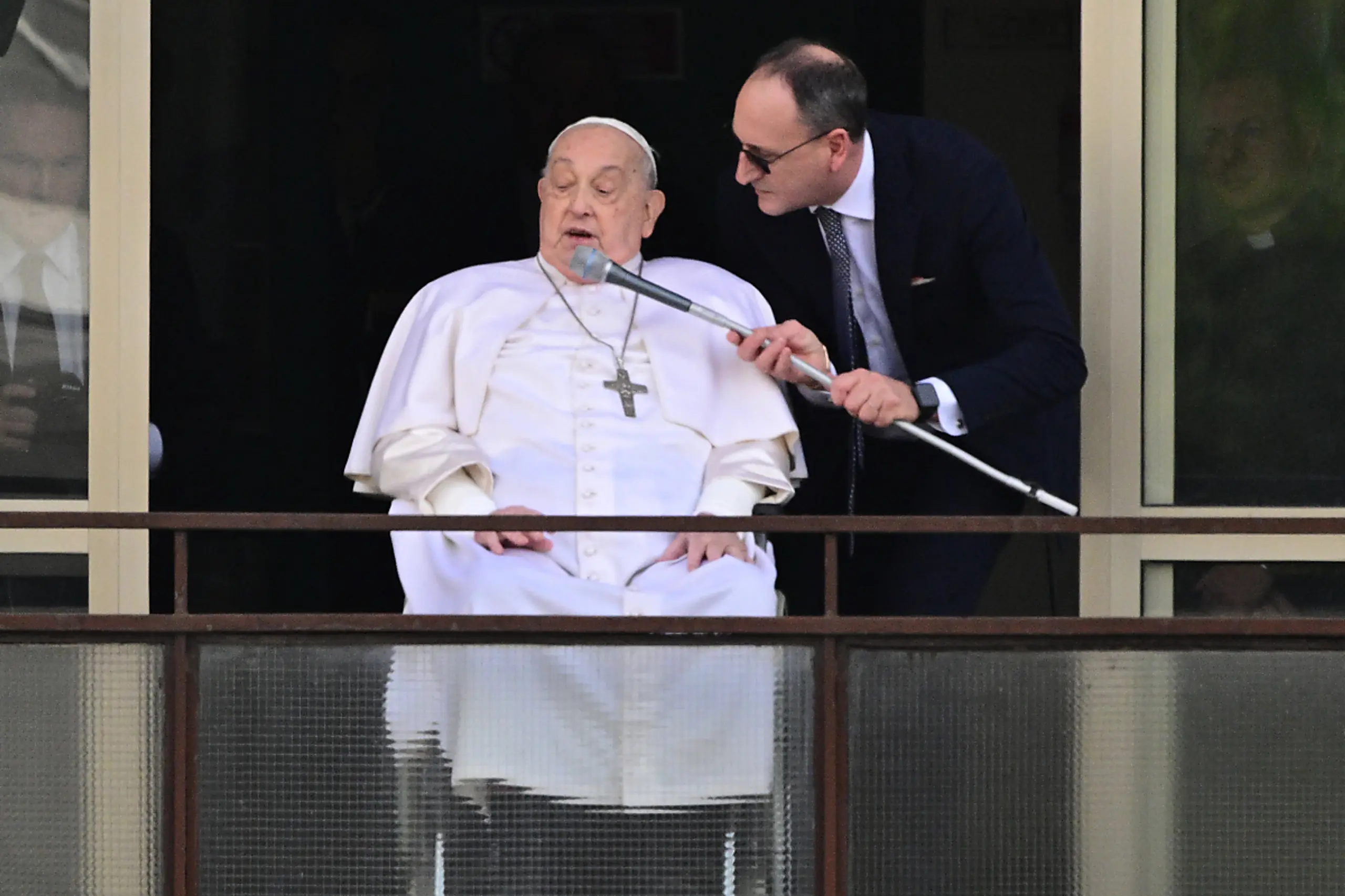 Der Papst wurde im Rollstuhl auf den Balkon geschoben