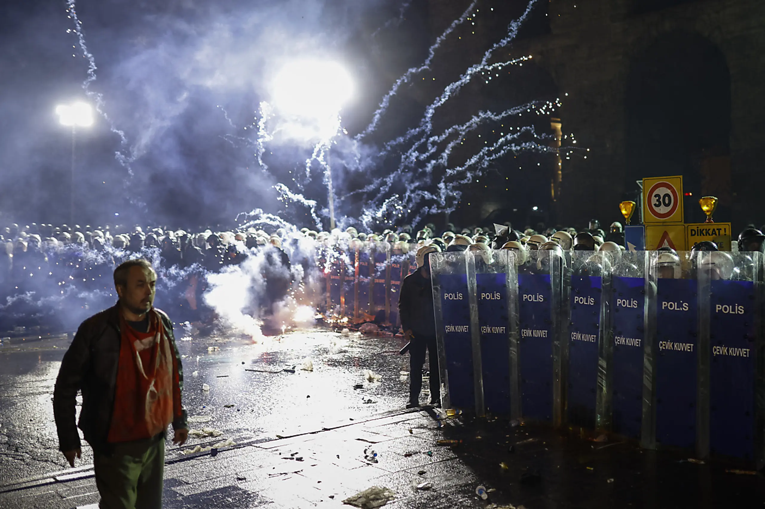 Proteste gegen Inhaftierung und Absetzung von Bürgermeister İmamoğlu