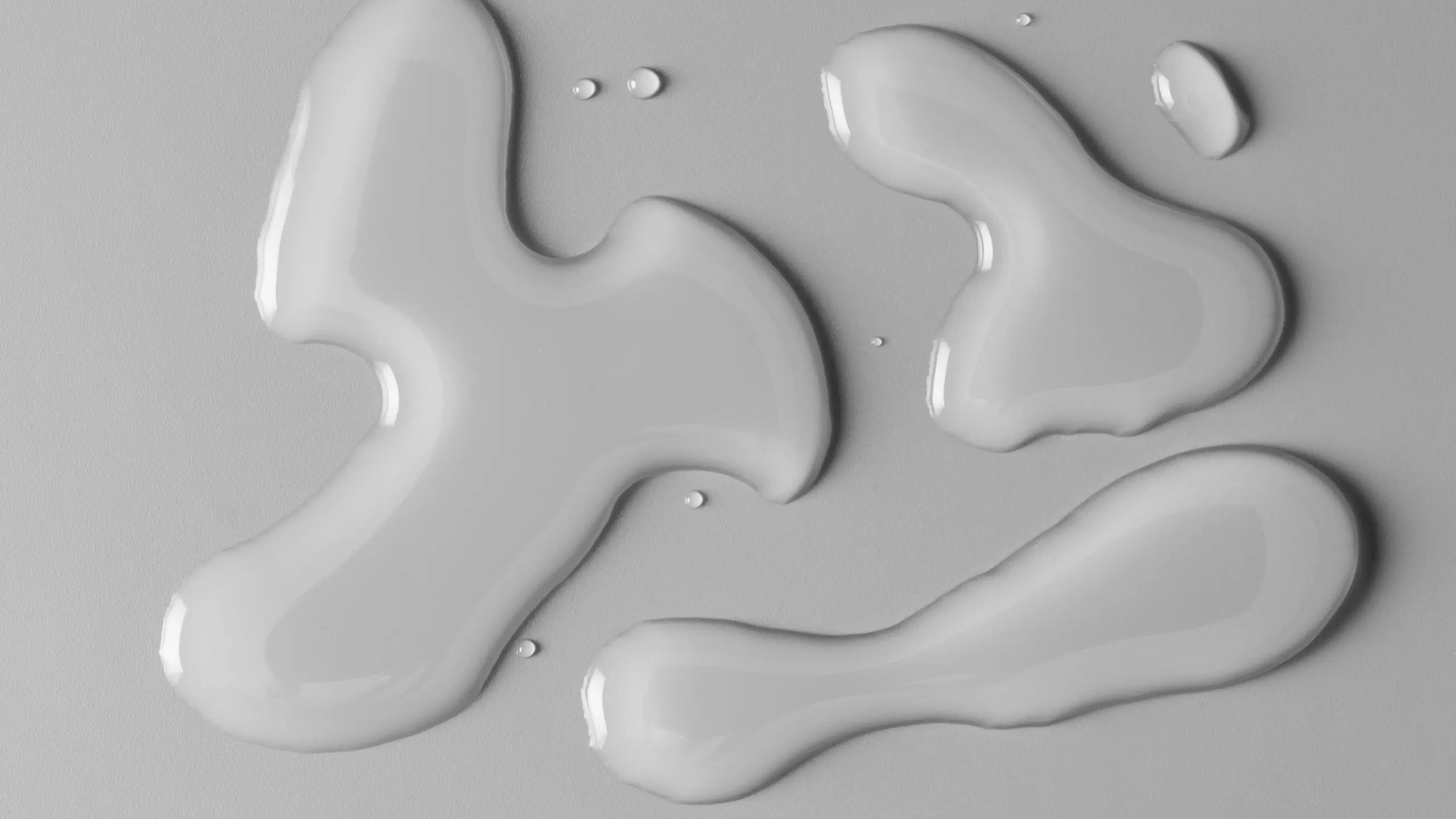 Flüssigkeit auf grauem Hintergrund